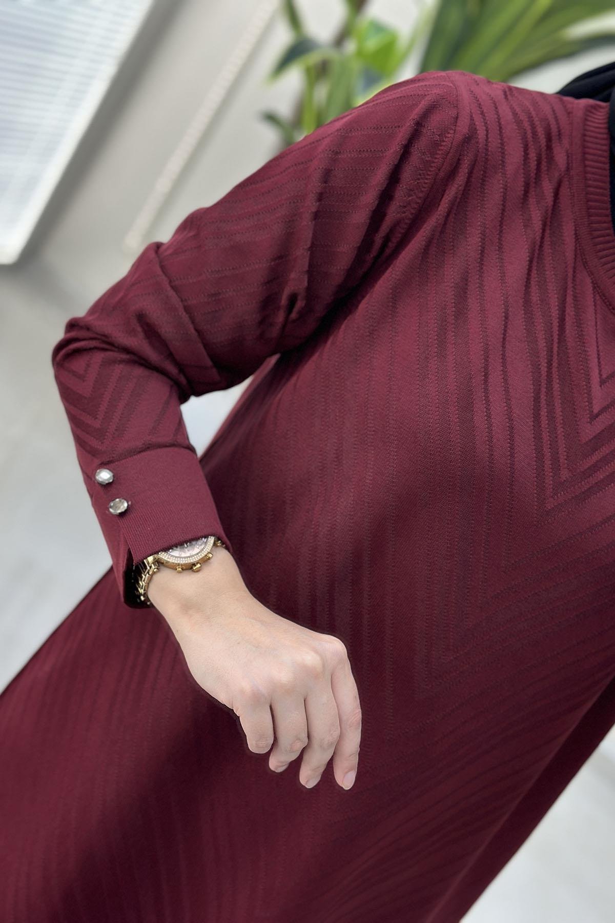 Tesettür Tunik ModelleriKendinden Desenli Kol Düğme Detaylı Kadın Triko Tunik Bordo KADO 2725027