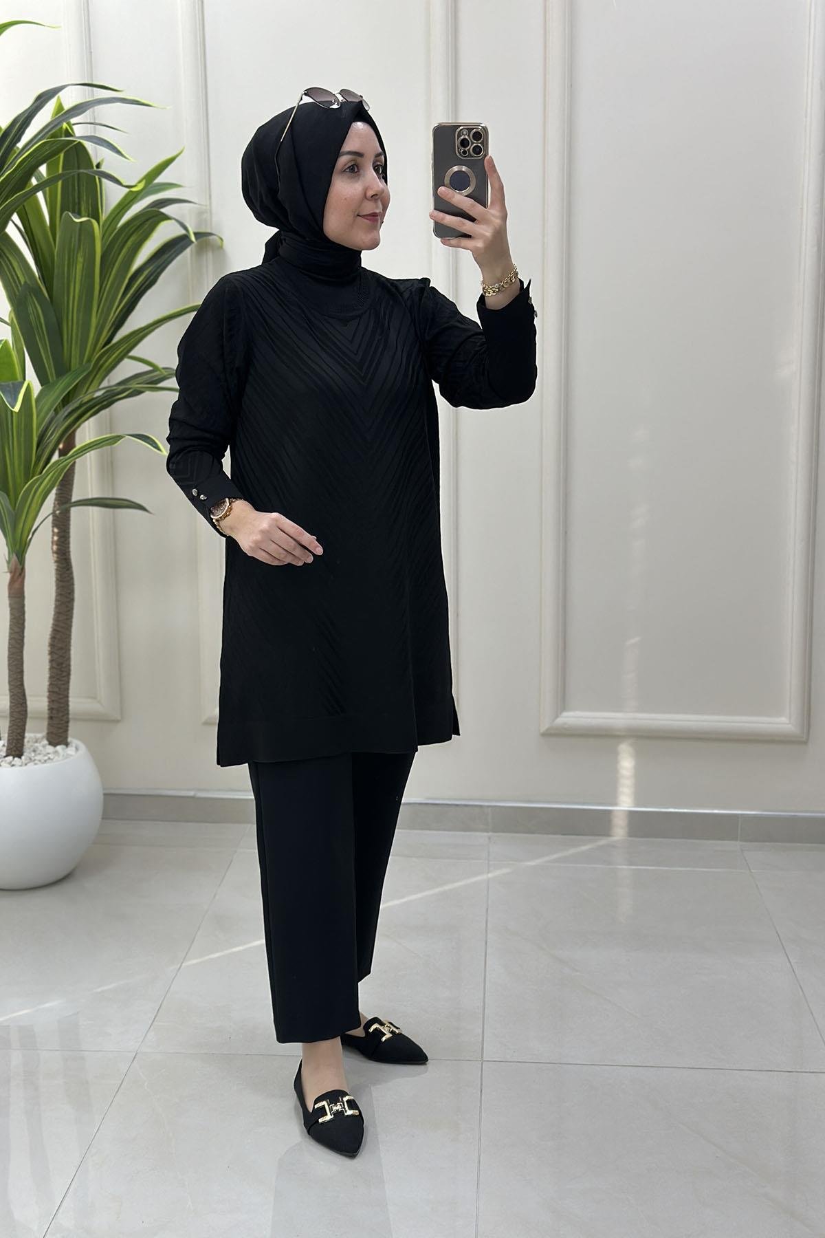 Tesettür Tunik ModelleriKendinden Desenli Kol Düğme Detaylı Kadın Triko Tunik Siyah KADO 2725027