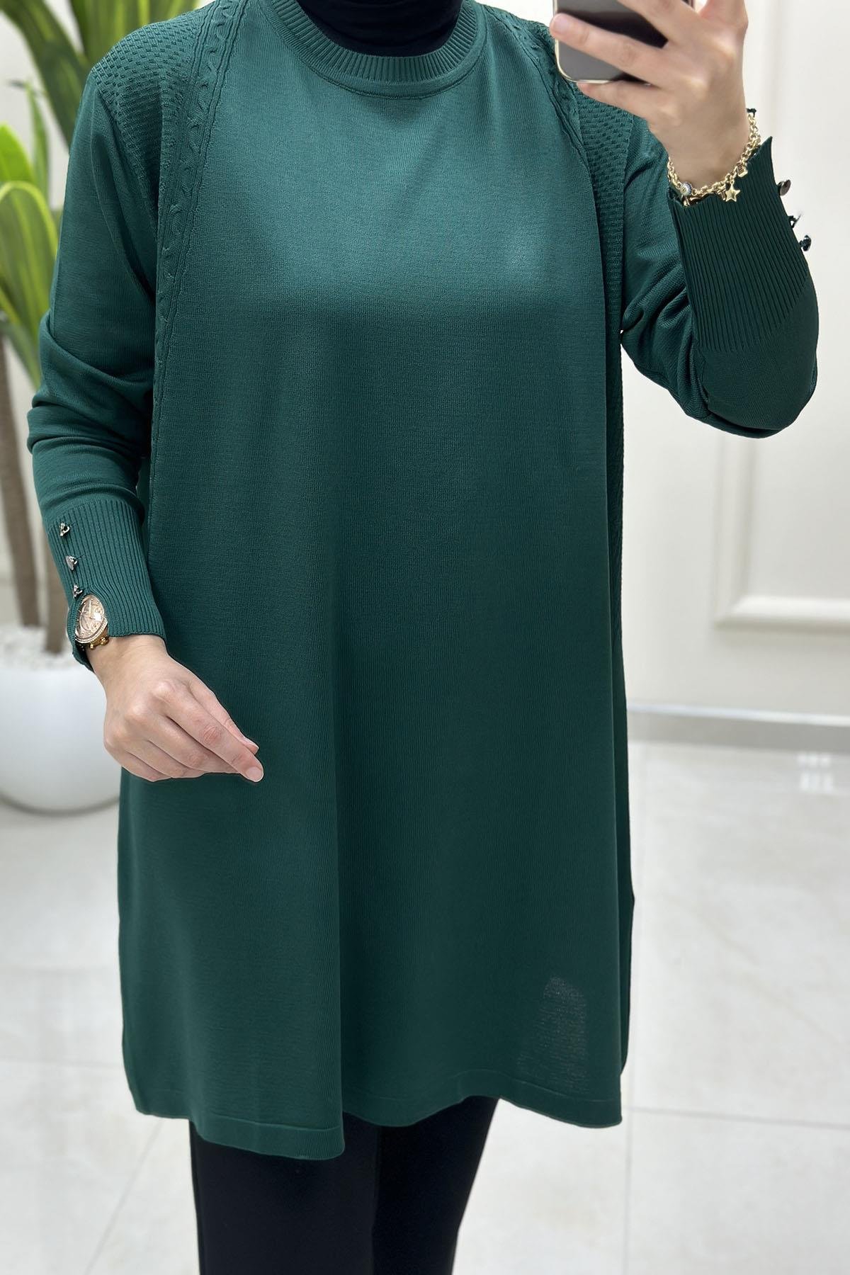 Tesettür Tunik ModelleriKendinden Desenli Kol Düğme Detaylı Kadın Triko Tunik Zümrüt Yeşili KADO 2725005