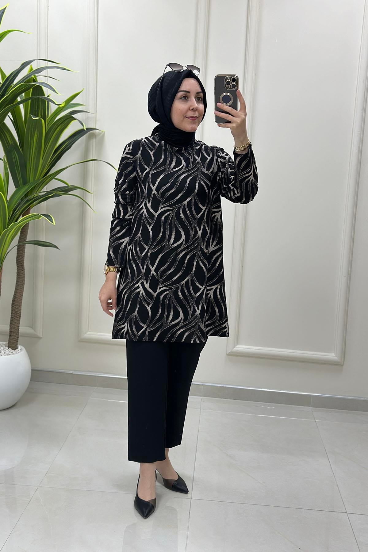 Tesettür Tunik ModelleriKendinden Desenli Likralı Kadın Tunik Siyah KADO 257601