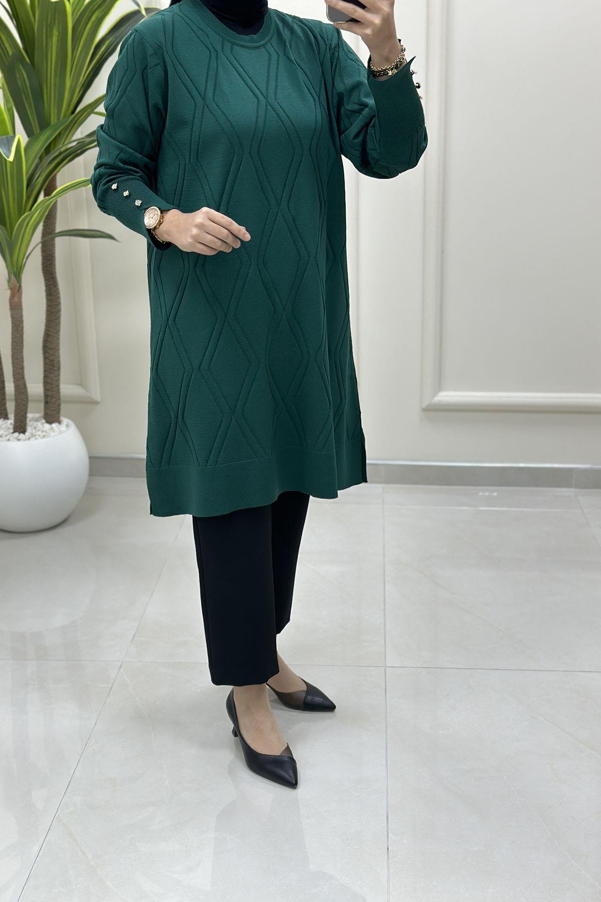 Tesettür Tunik ModelleriKendinden Desenli Kolu Düğme Detaylı Kadın Triko Tunik Zümrüt Yeşili KADO 2725303