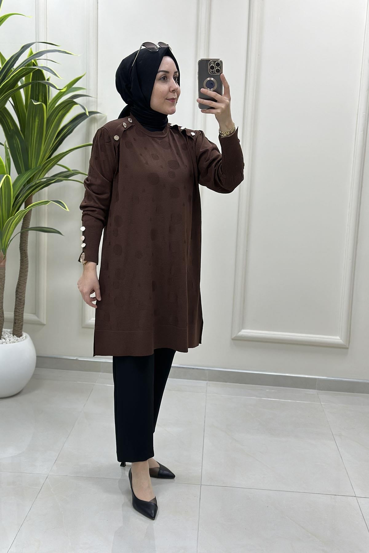 Tesettür Tunik ModelleriKendinden Desenli Omzu ve Kolu Düğme Detaylı Kadın Triko Tunik Kahverengi KADO 2725304