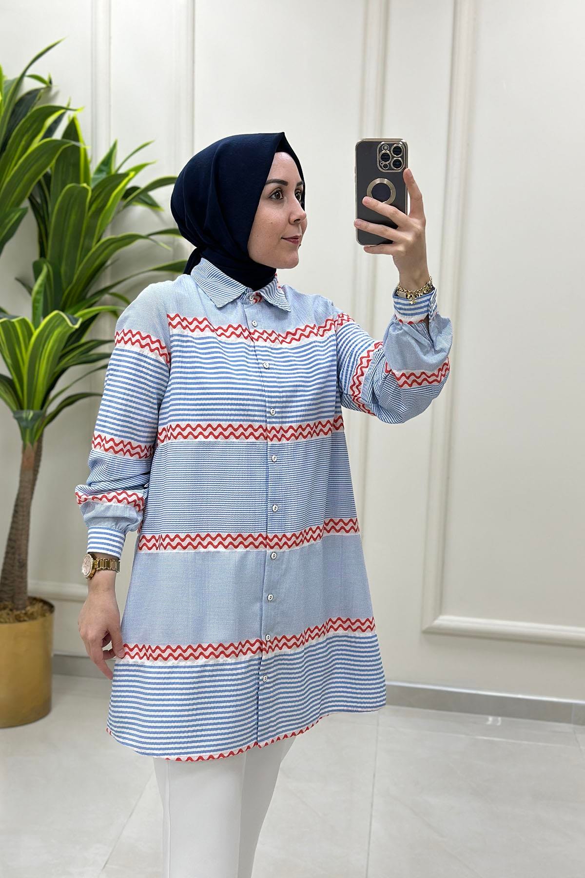 Tesettür Tunik ModelleriKendinden Desenli Önü Düğmeli Kadın Gömlek Tunik Mavi KADO 8622