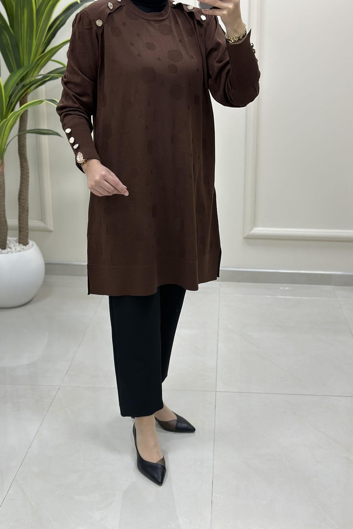 Tesettür Tunik ModelleriKendinden Desenli Omzu ve Kolu Düğme Detaylı Kadın Triko Tunik Kahverengi KADO 2725304