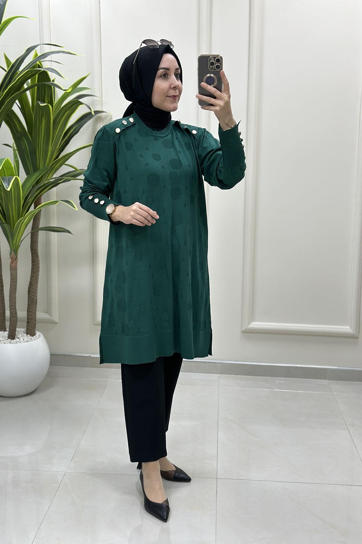 Tesettür Tunik ModelleriKendinden Desenli Omzu ve Kolu Düğme Detaylı Kadın Triko Tunik Zümrüt Yeşili KADO 2725304