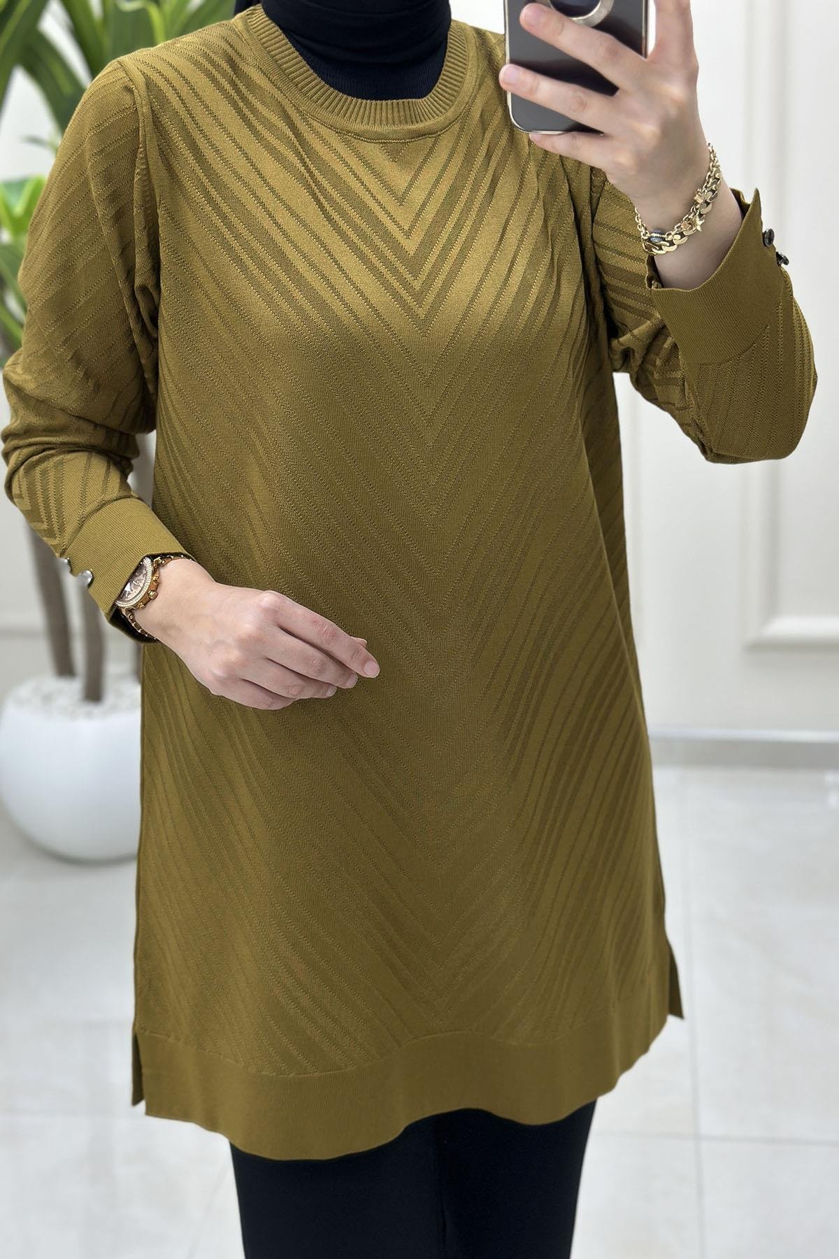 Tesettür Tunik ModelleriKendinden Desenli Kol Düğme Detaylı Kadın Triko Tunik Yağ Yeşili KADO 2725027