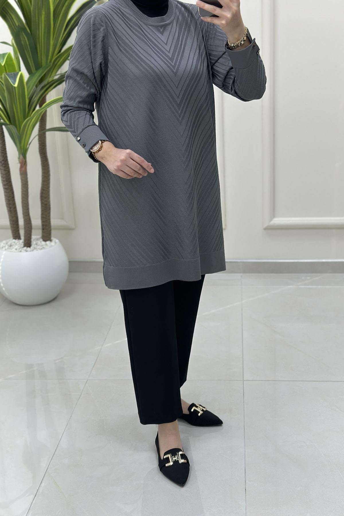 Tesettür Tunik ModelleriKendinden Desenli Kol Düğme Detaylı Kadın Triko Tunik Gri KADO 2725027