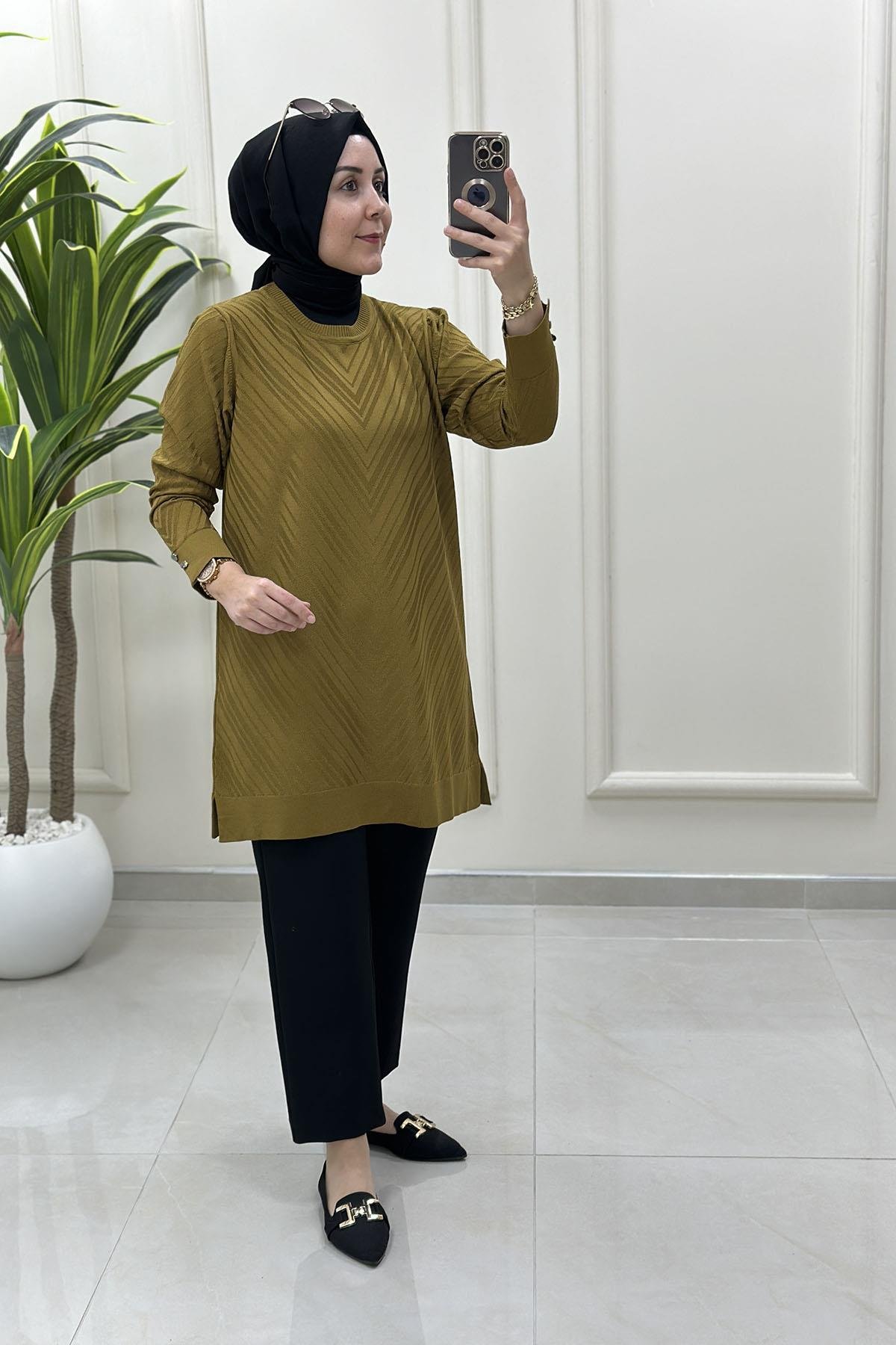 Tesettür Tunik ModelleriKendinden Desenli Kol Düğme Detaylı Kadın Triko Tunik Yağ Yeşili KADO 2725027