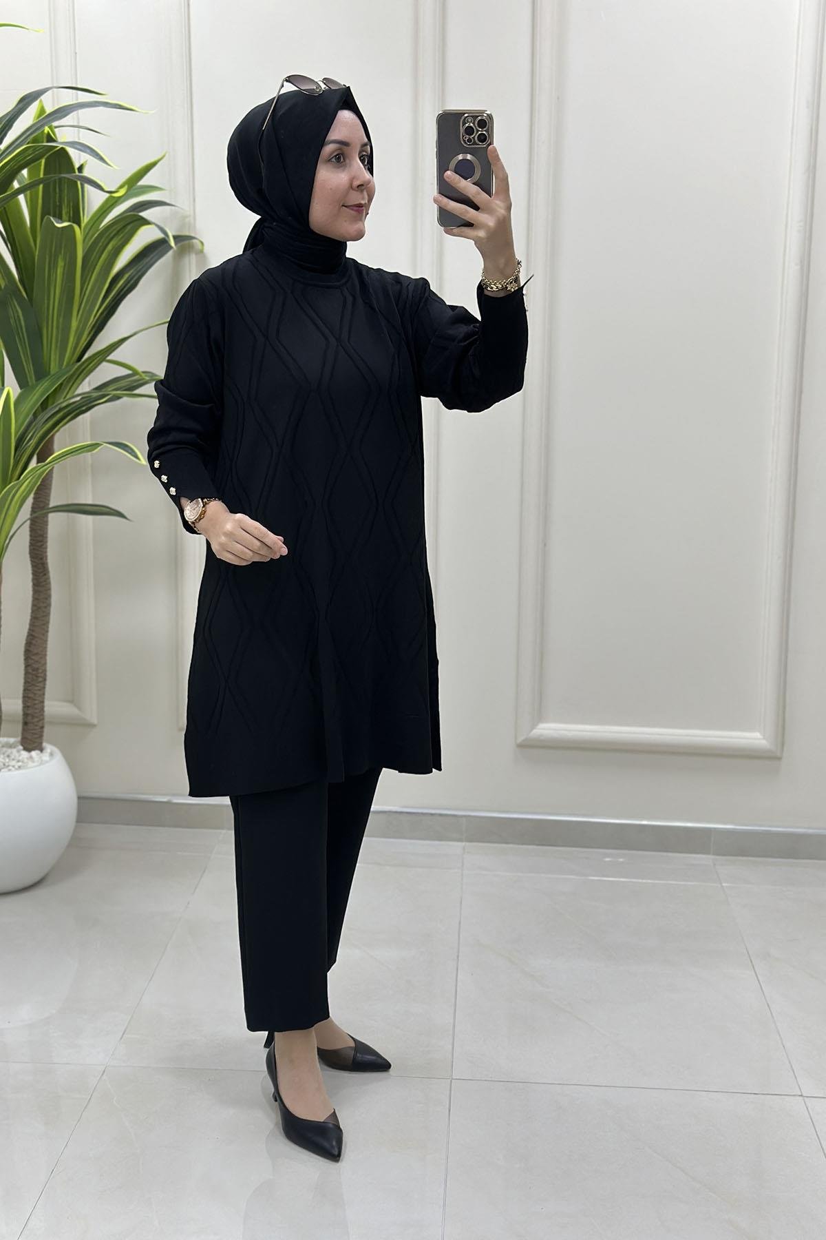 Tesettür Tunik ModelleriKendinden Desenli Kolu Düğme Detaylı Kadın Triko Tunik Siyah KADO 2725303
