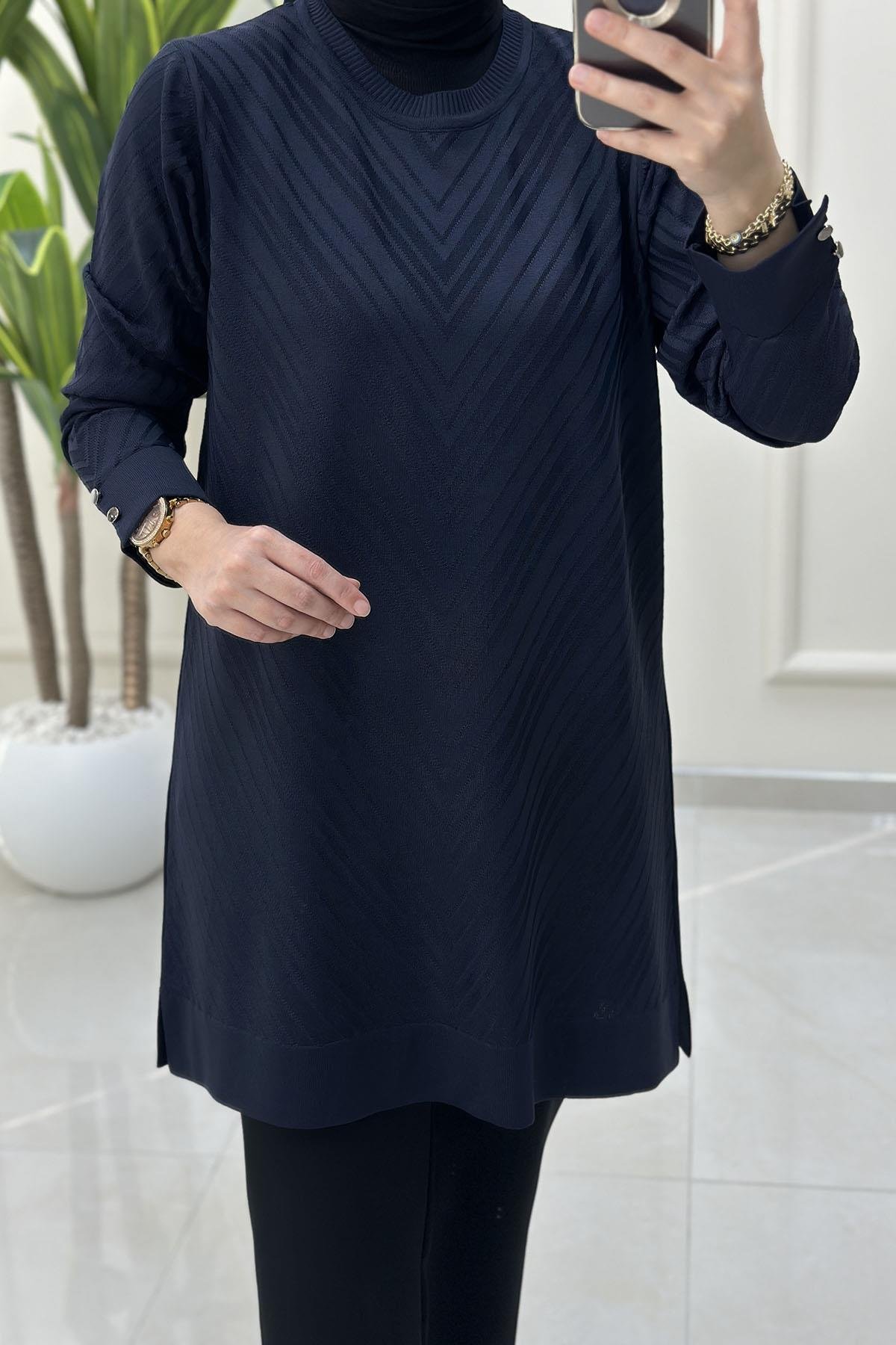 Tesettür Tunik ModelleriKendinden Desenli Kol Düğme Detaylı Kadın Triko Tunik Lacivert KADO 2725027