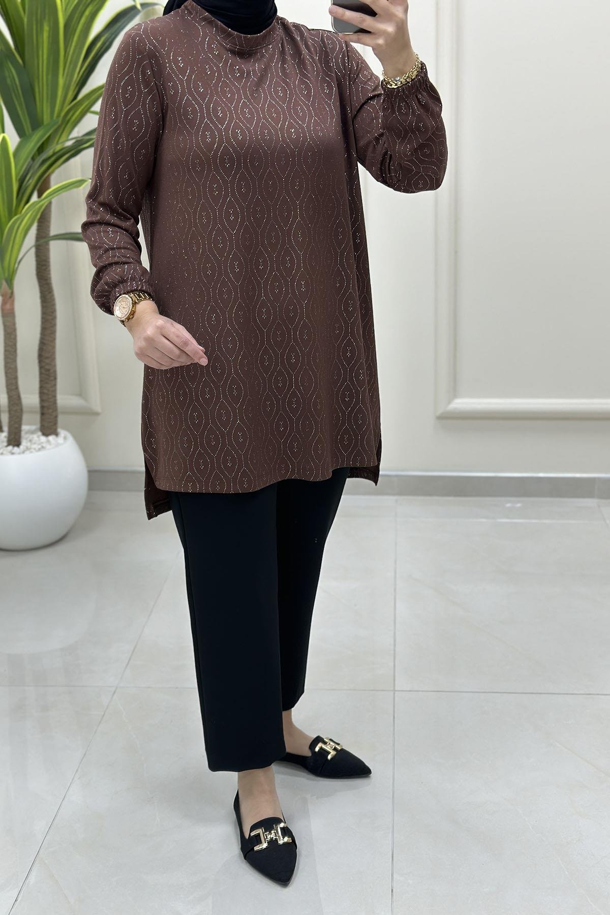 Tesettür Tunik ModelleriKendinden Desenli Kolu Büzgülü Kadın Tunik Kahverengi KADO 257121