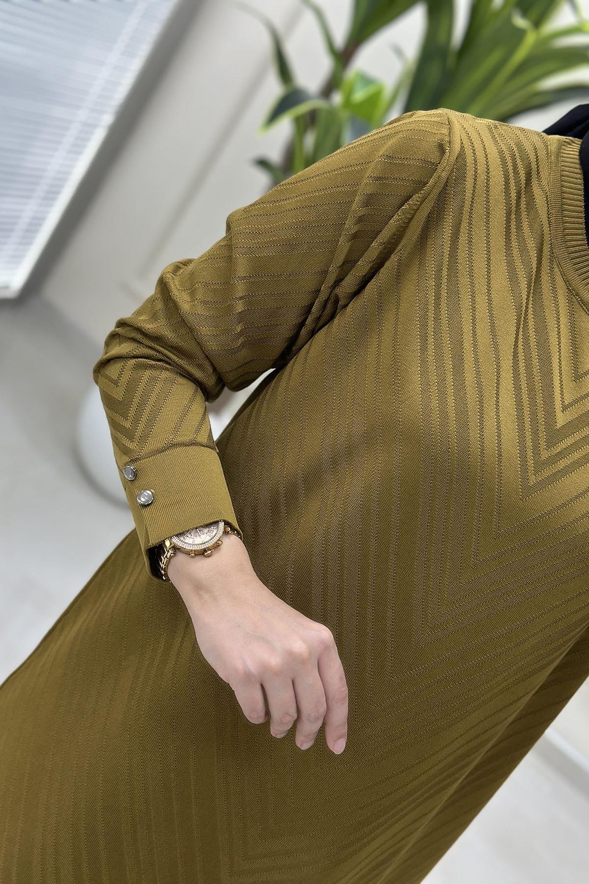 Tesettür Tunik ModelleriKendinden Desenli Kol Düğme Detaylı Kadın Triko Tunik Yağ Yeşili KADO 2725027