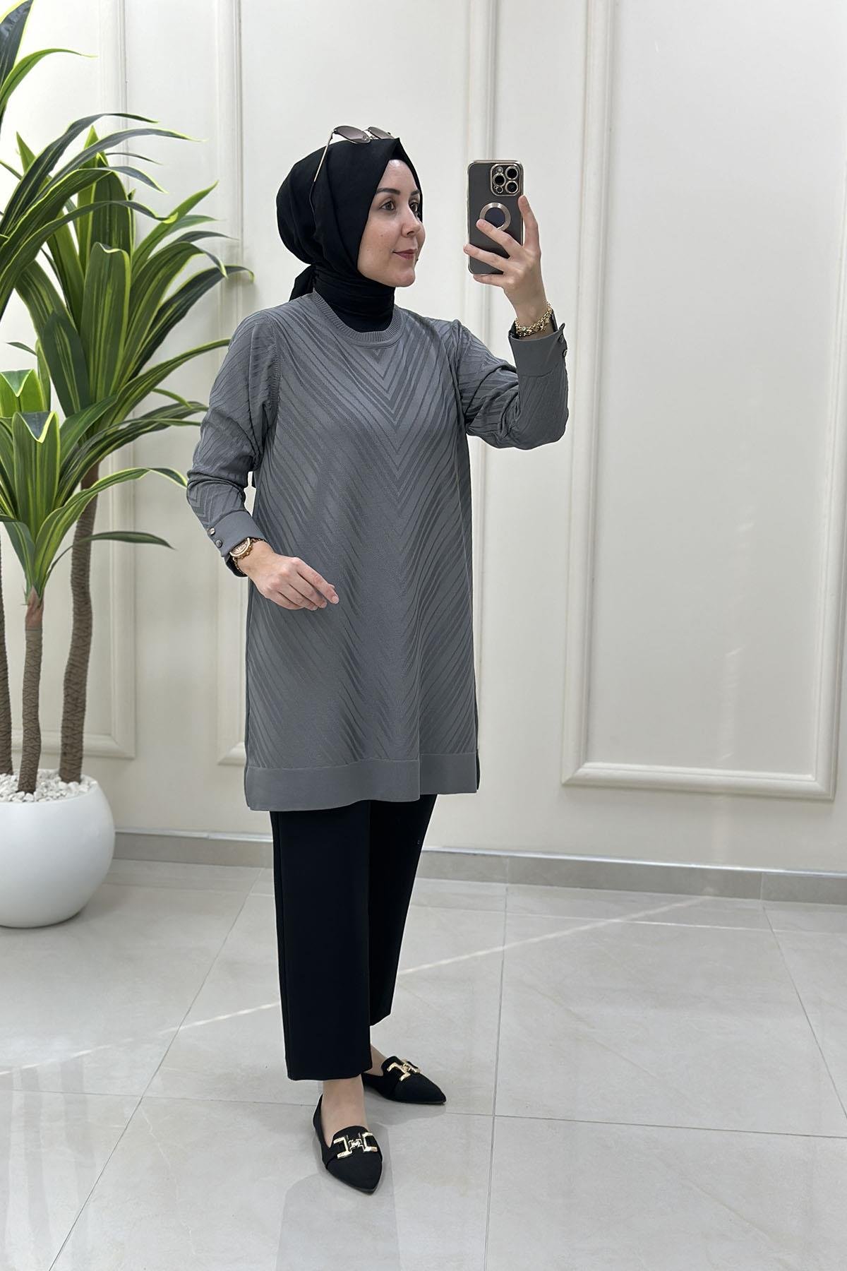 Tesettür Tunik ModelleriKendinden Desenli Kol Düğme Detaylı Kadın Triko Tunik Gri KADO 2725027