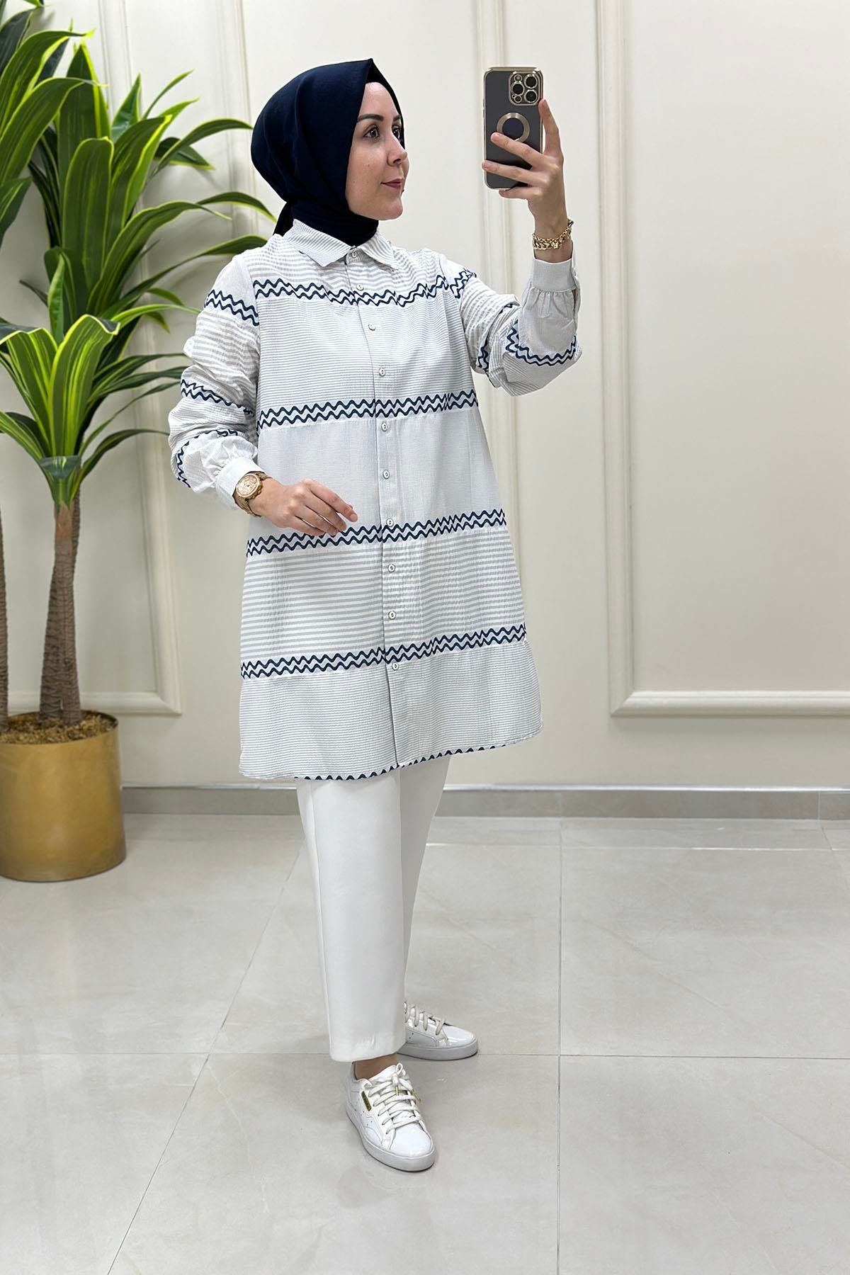 Tesettür Tunik ModelleriKendinden Desenli Önü Düğmeli Kadın Gömlek Tunik Beyaz KADO 8622