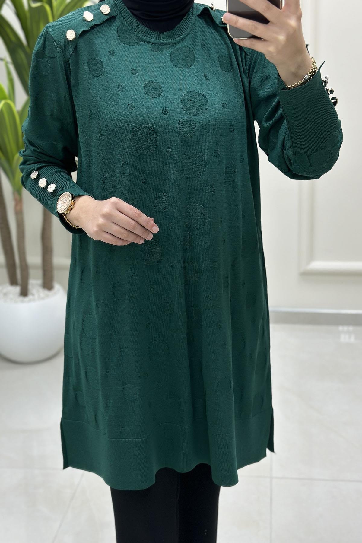 Tesettür Tunik ModelleriKendinden Desenli Omzu ve Kolu Düğme Detaylı Kadın Triko Tunik Zümrüt Yeşili KADO 2725304