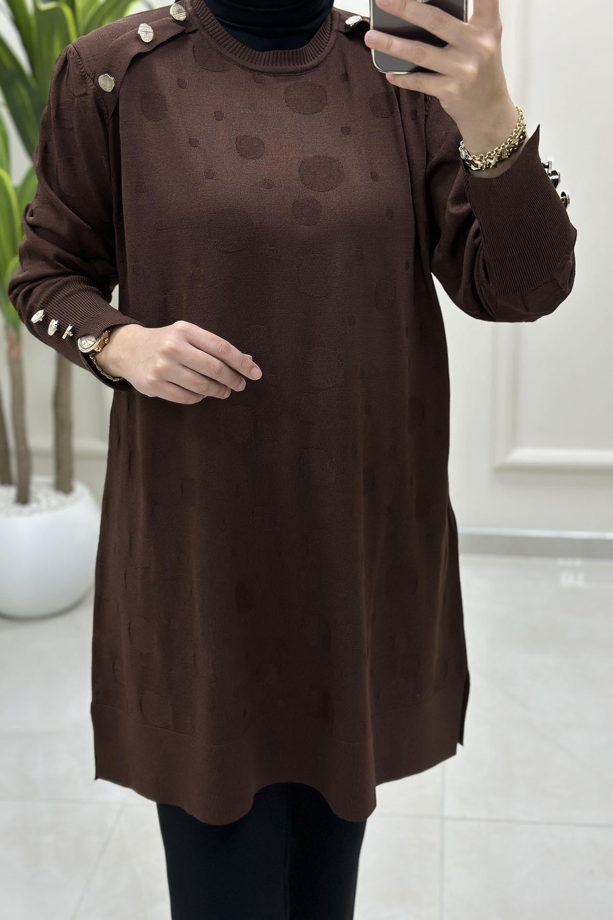 Tesettür Tunik ModelleriKendinden Desenli Omzu ve Kolu Düğme Detaylı Kadın Triko Tunik Kahverengi KADO 2725304