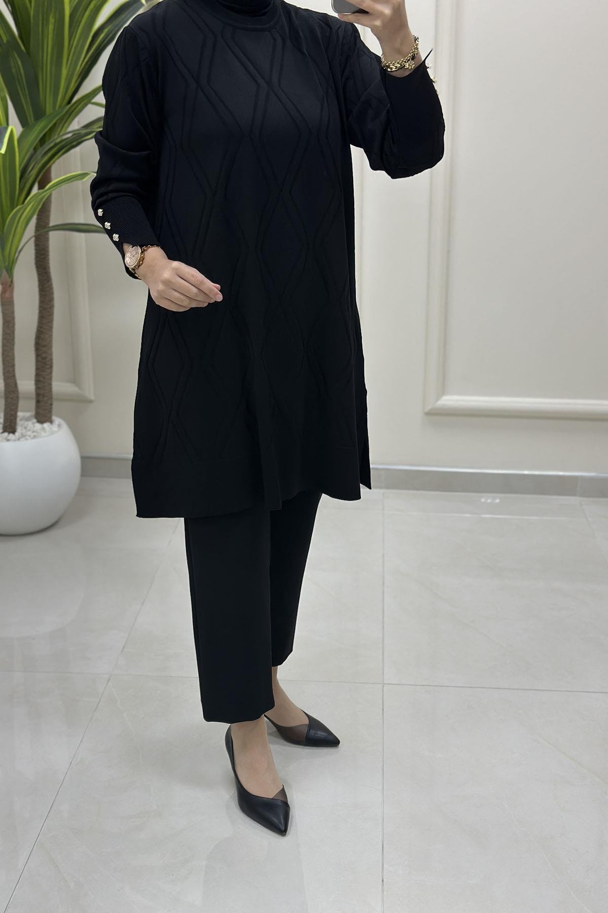 Tesettür Tunik ModelleriKendinden Desenli Kolu Düğme Detaylı Kadın Triko Tunik Siyah KADO 2725303