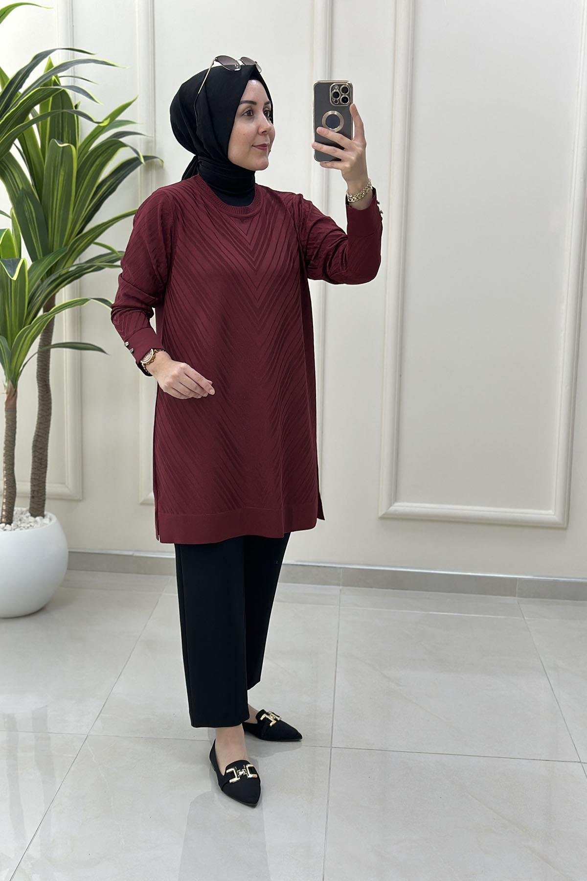 Tesettür Tunik ModelleriKendinden Desenli Kol Düğme Detaylı Kadın Triko Tunik Bordo KADO 2725027