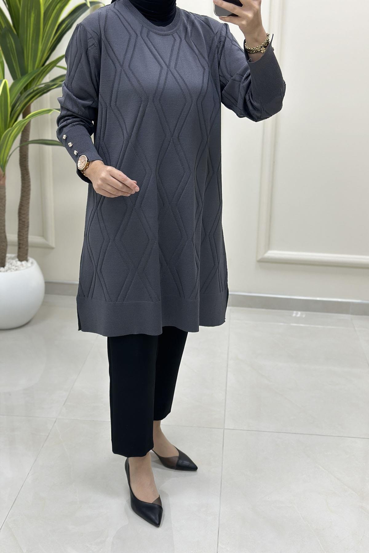 Tesettür Tunik ModelleriKendinden Desenli Kolu Düğme Detaylı Kadın Triko Tunik Gri KADO 2725303
