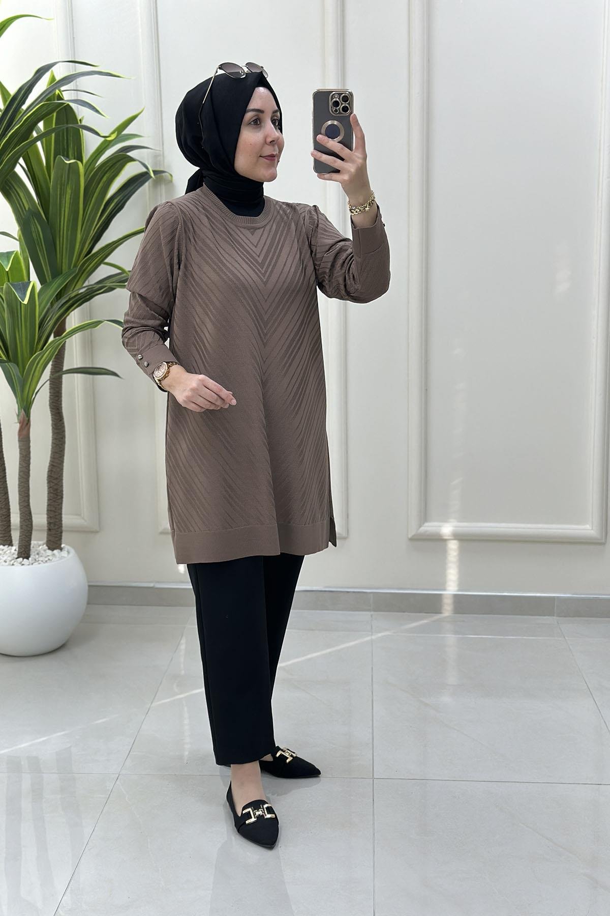 Tesettür Tunik ModelleriKendinden Desenli Kol Düğme Detaylı Kadın Triko Tunik Vizon KADO 2725027