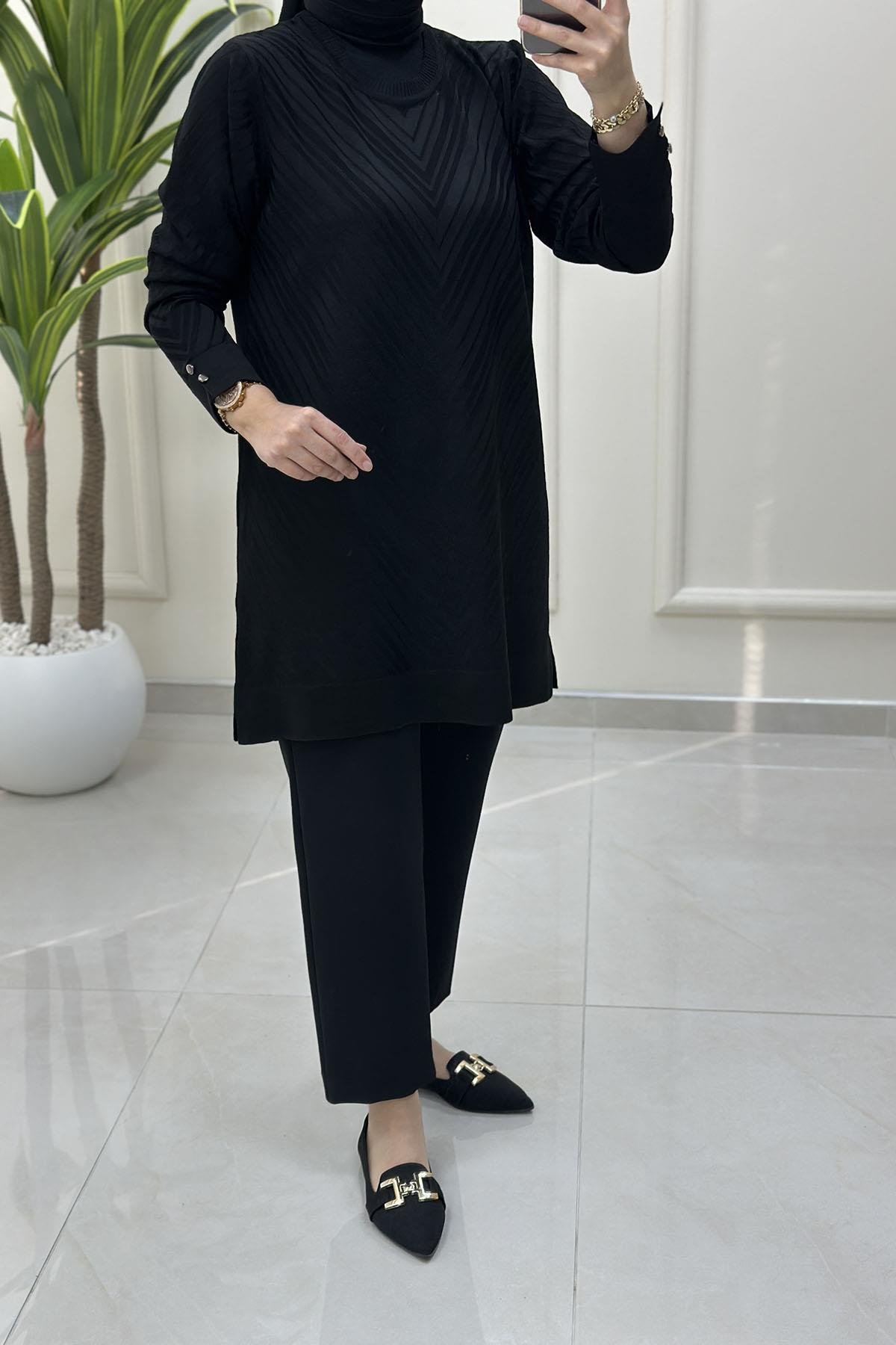 Tesettür Tunik ModelleriKendinden Desenli Kol Düğme Detaylı Kadın Triko Tunik Siyah KADO 2725027