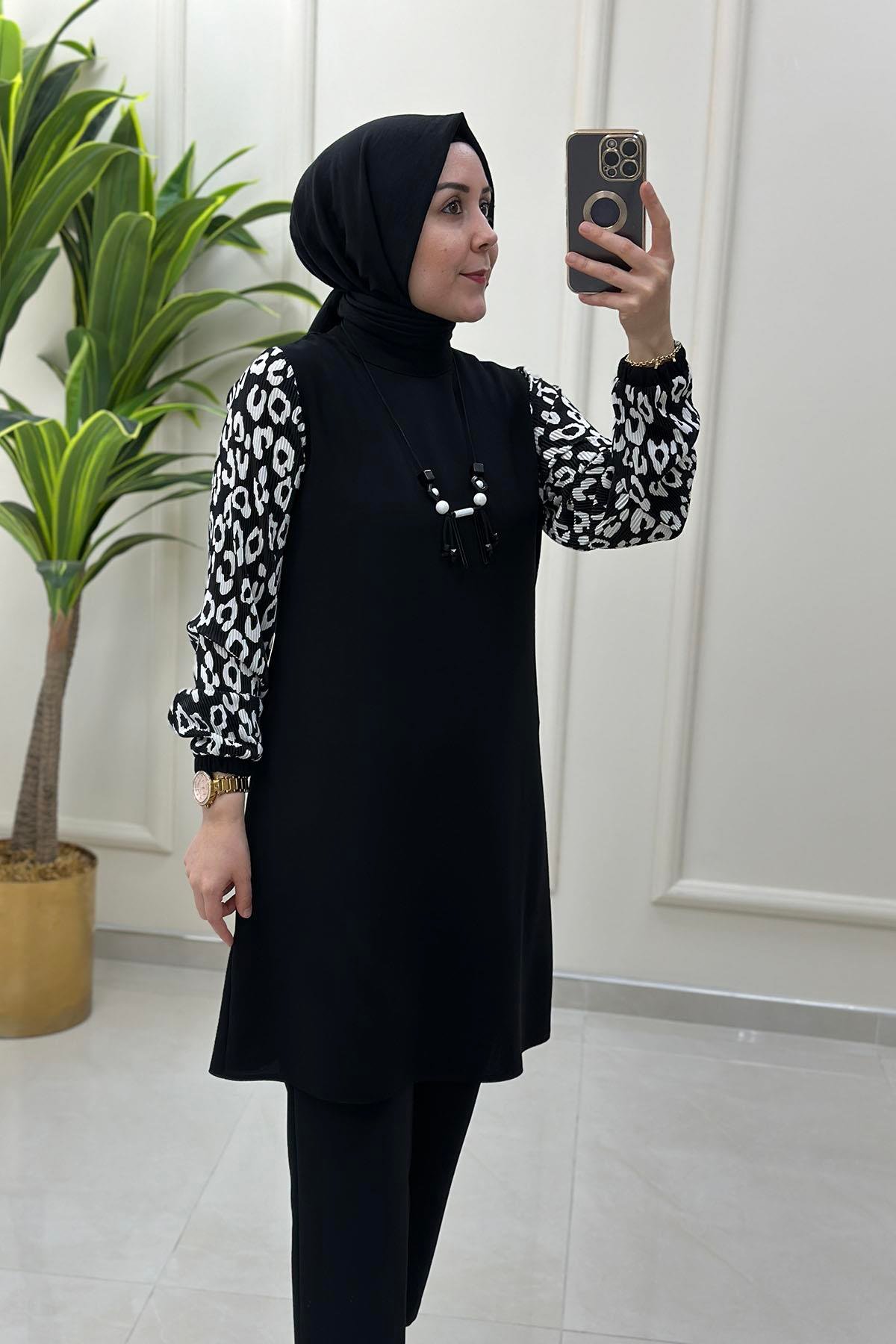 Tesettür Tunik ModelleriKolları Pilise Detaylı Kolyeli Kadın Tunik Siyah HYA 1528