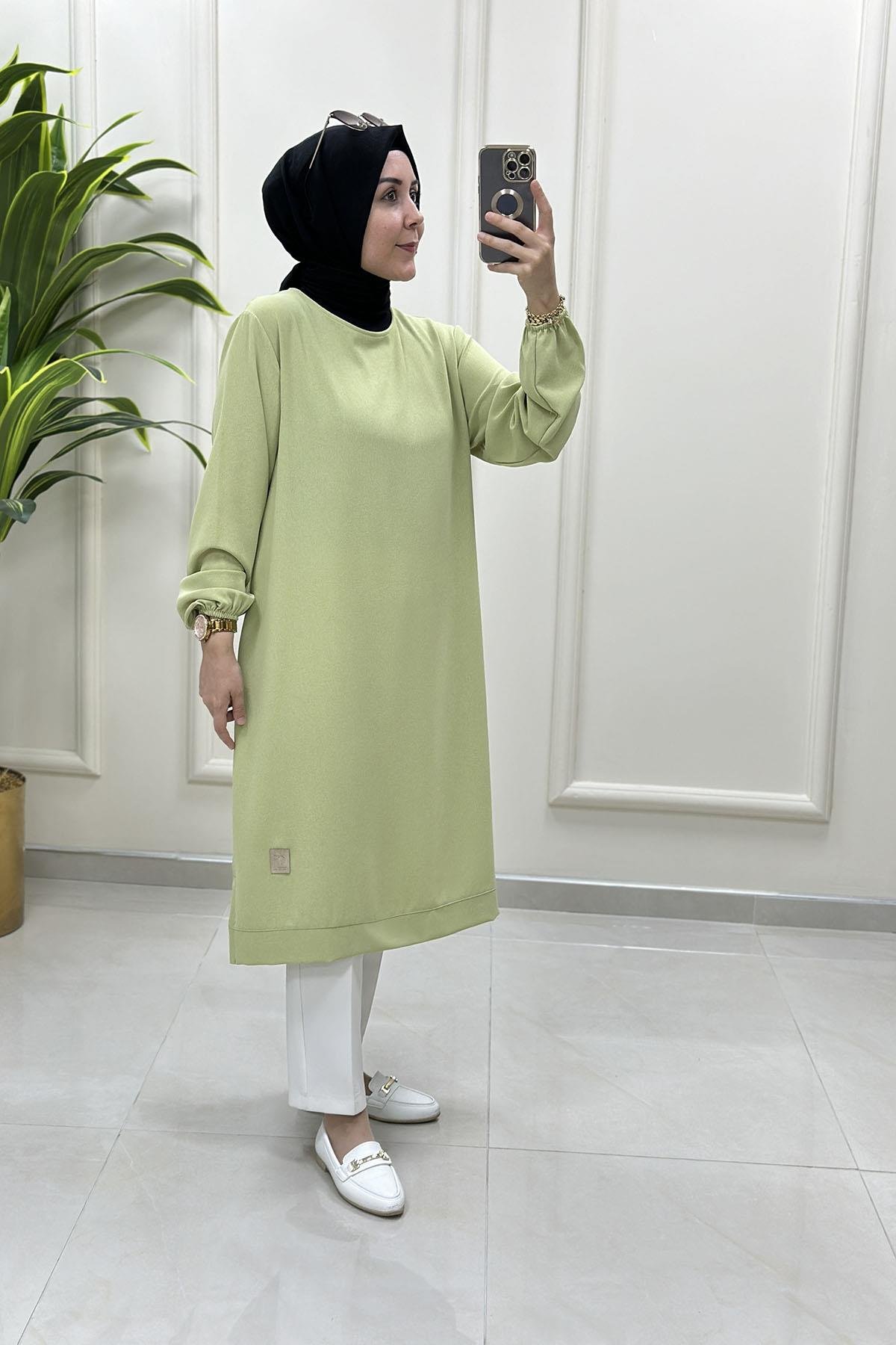 Tesettür Tunik ModelleriKolu Büzgülü Arma Detaylı Uzun Kadın Tunik Açık Yeşil KADO 251765