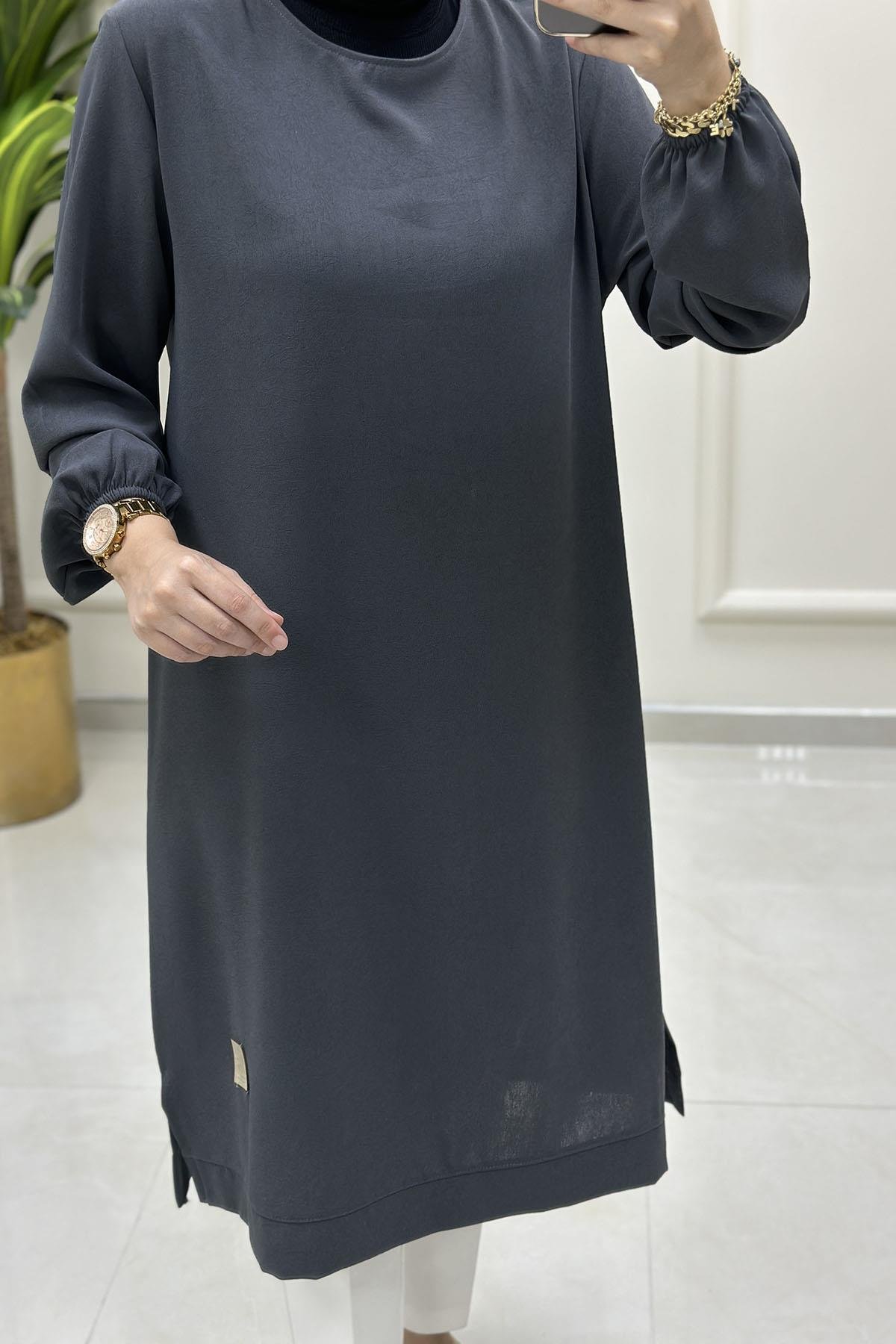 Tesettür Tunik ModelleriKolu Büzgülü Arma Detaylı Uzun Kadın Tunik Gri KADO 251765