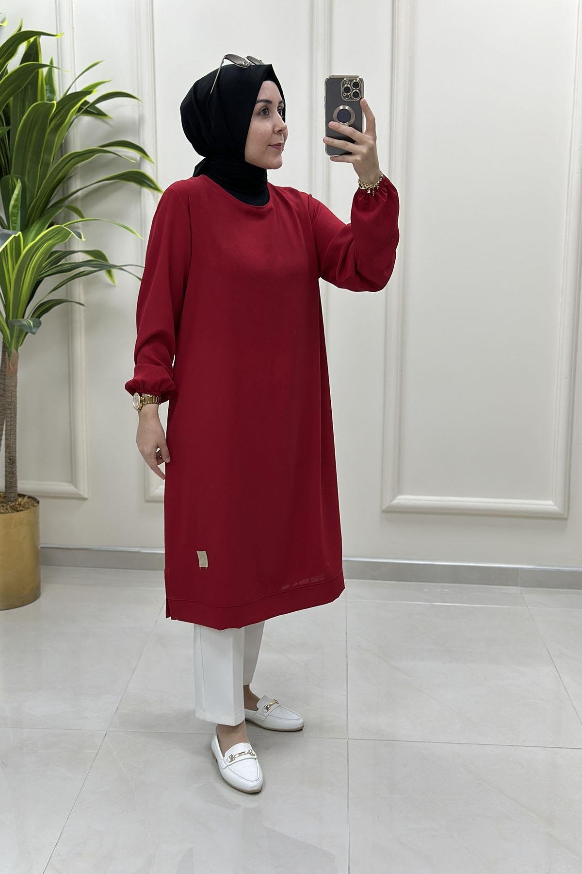 Tesettür Tunik ModelleriKolu Büzgülü Arma Detaylı Uzun Kadın Tunik Kırmızı KADO 251765