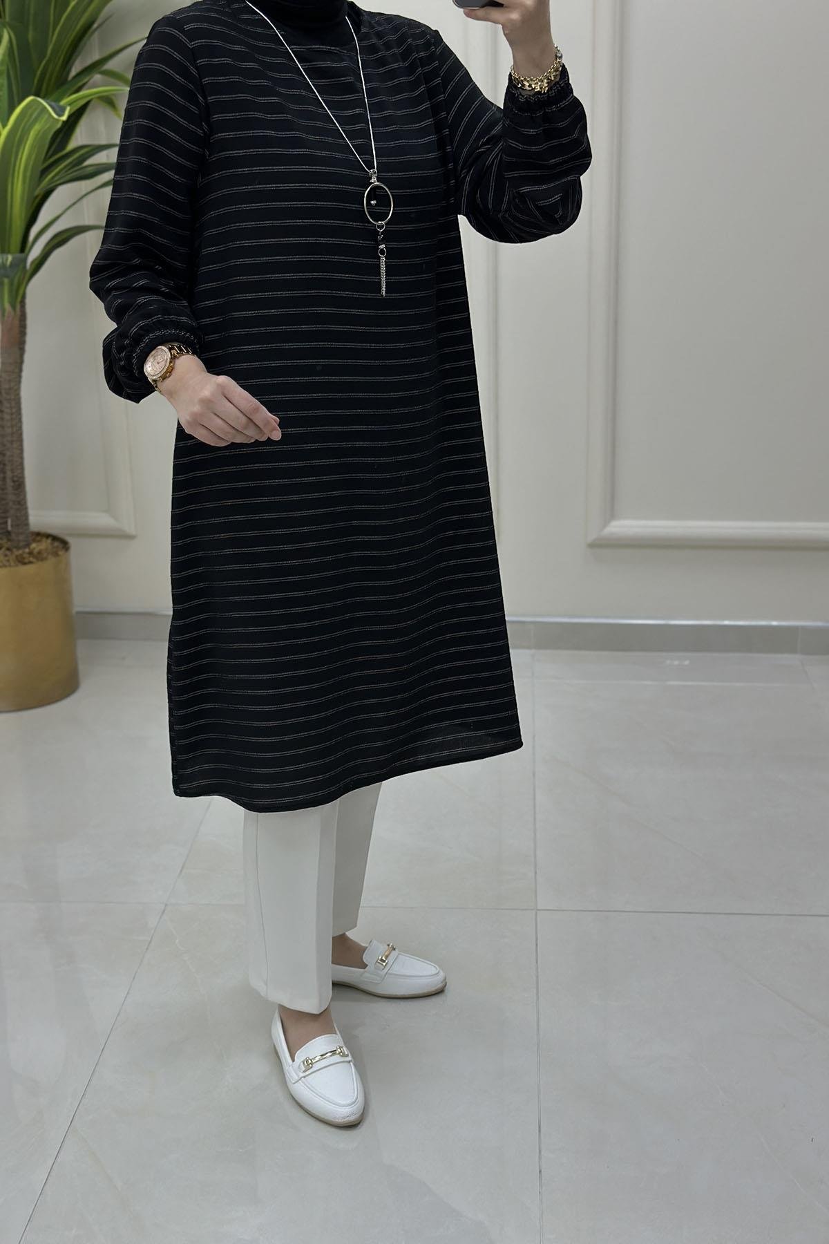 Tesettür Tunik ModelleriKolu Büzgülü Çizgi Desen Kolyeli Kadın Tunik Siyah KADO 251976