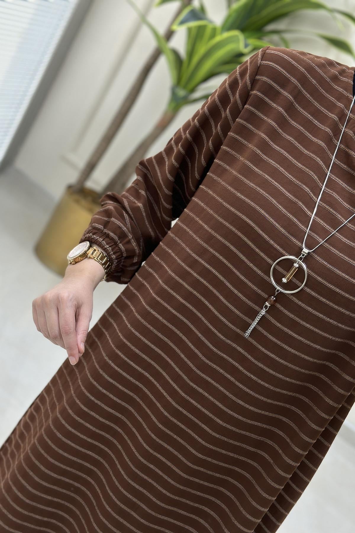 Tesettür Tunik ModelleriKolu Büzgülü Çizgi Desen Kolyeli Kadın Tunik Taba KADO 251976