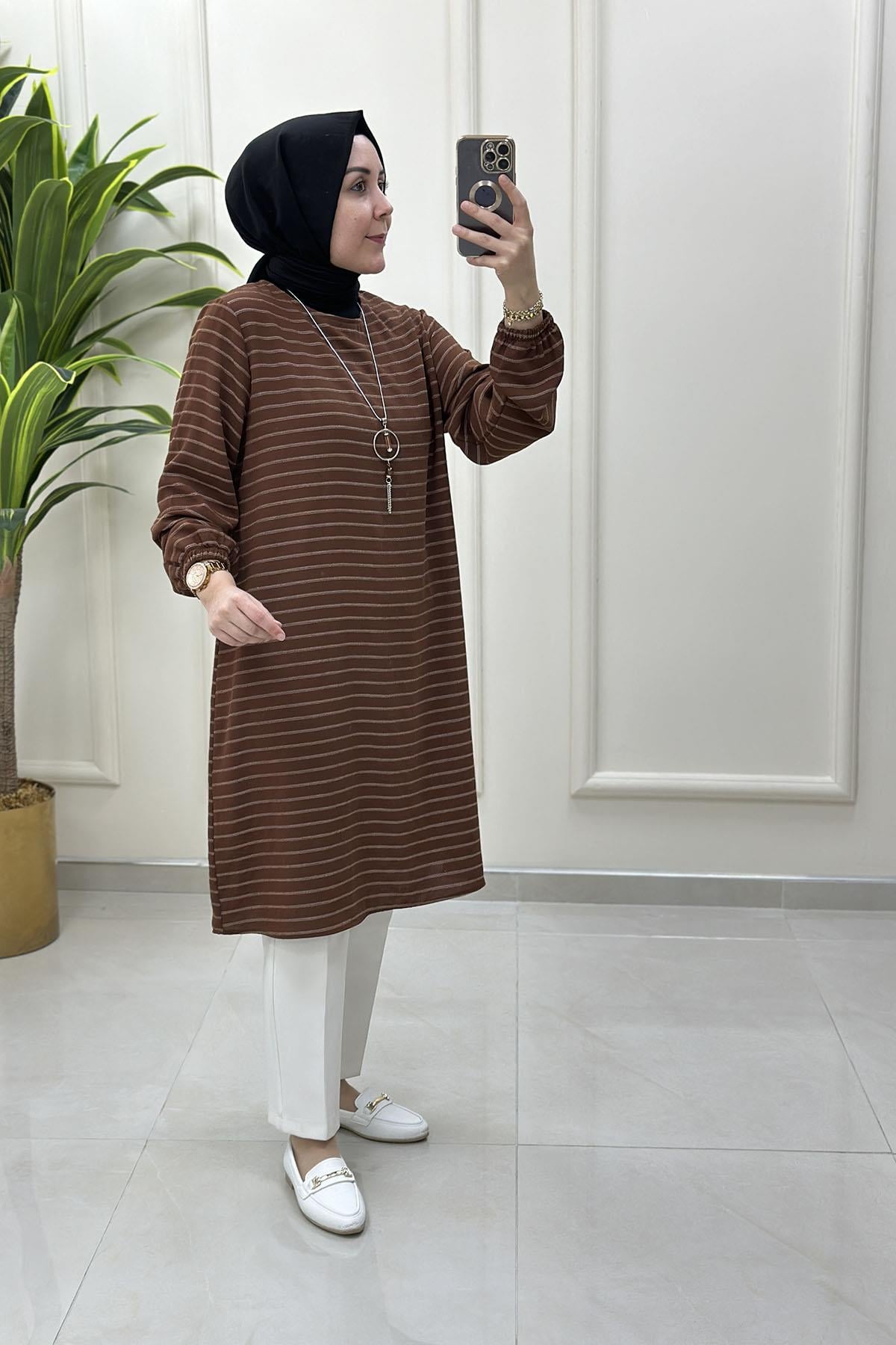 Tesettür Tunik ModelleriKolu Büzgülü Çizgi Desen Kolyeli Kadın Tunik Taba KADO 251976