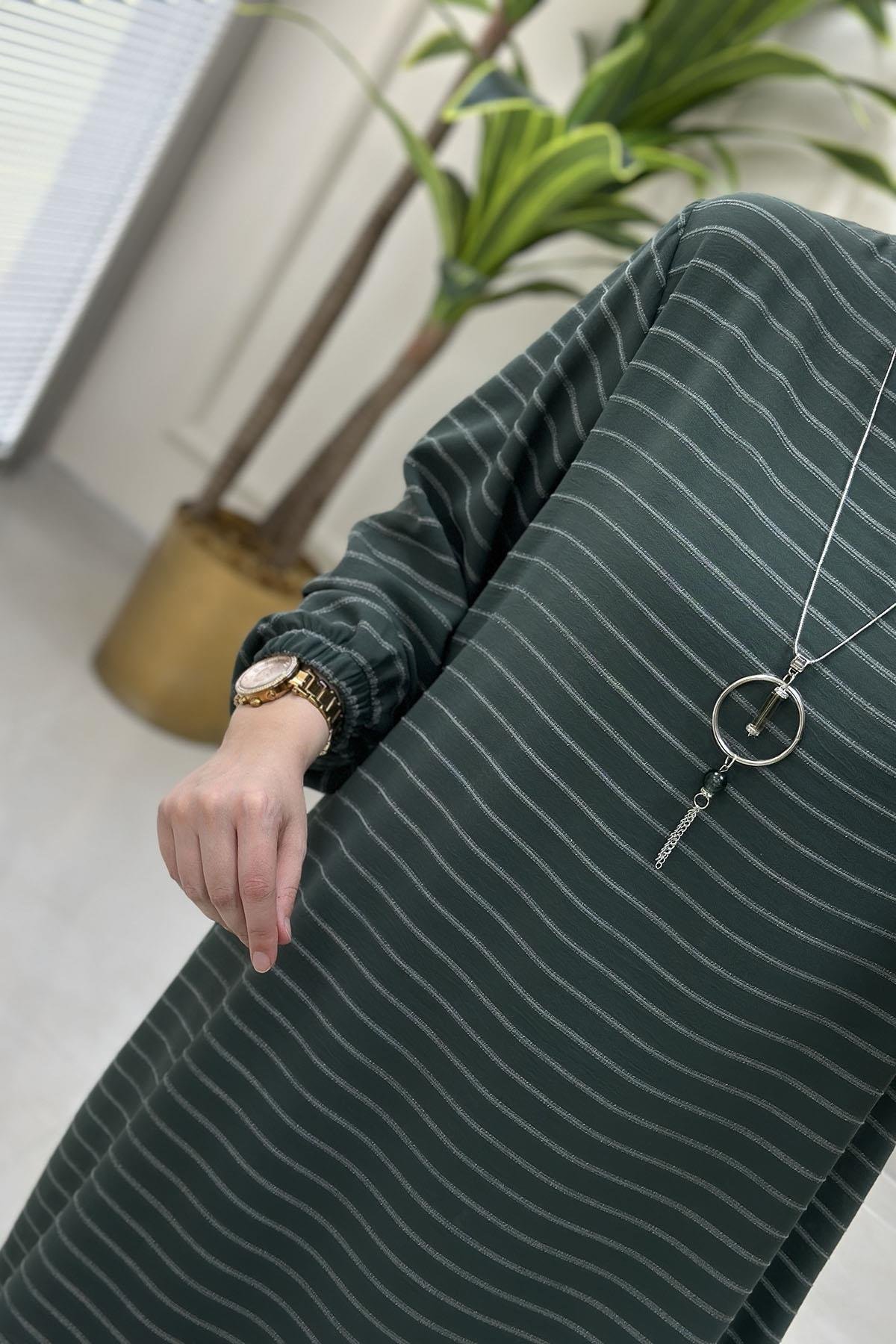 Tesettür Tunik ModelleriKolu Büzgülü Çizgi Desen Kolyeli Kadın Tunik Koyu Çağla Yeşili KADO 251976