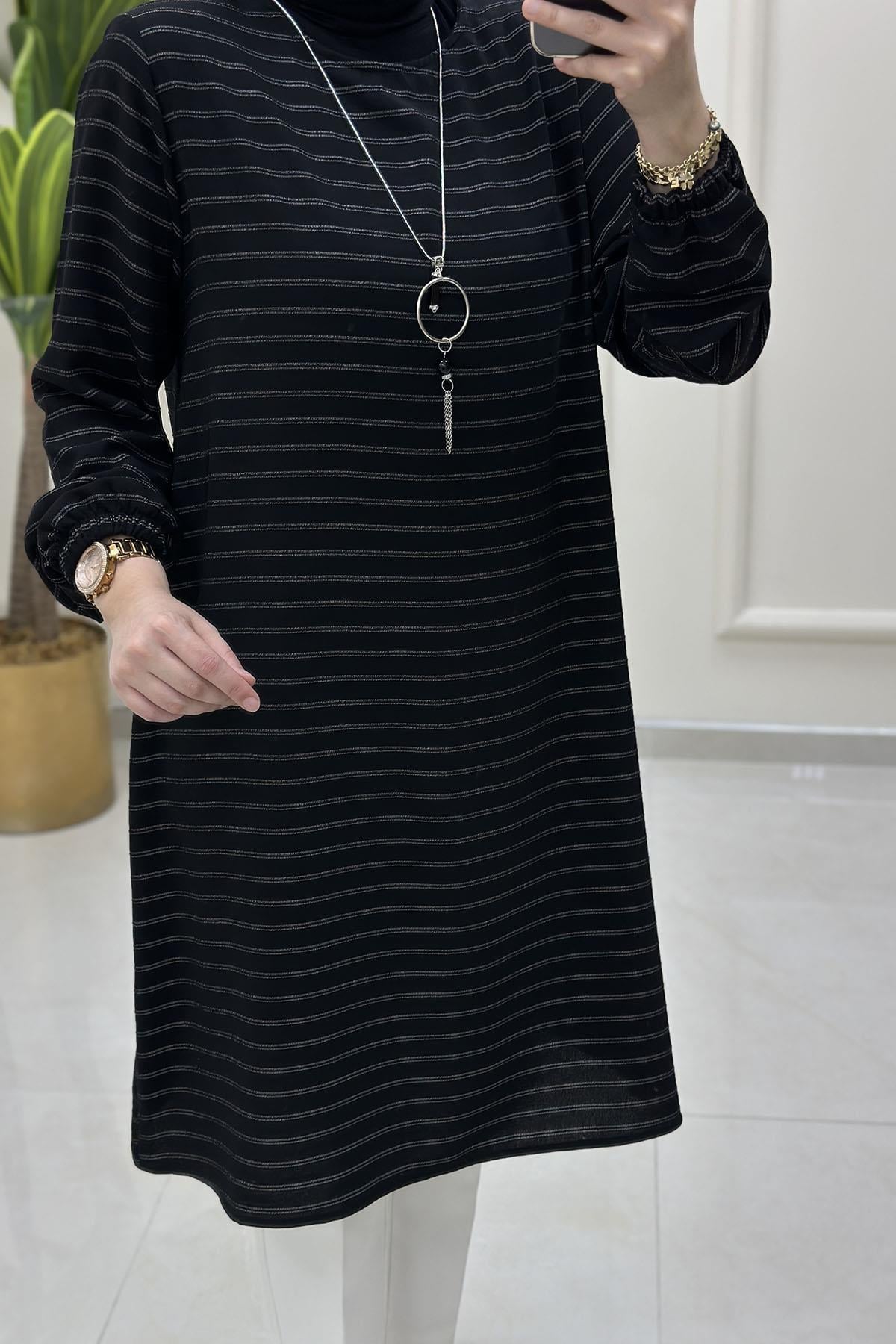 Tesettür Tunik ModelleriKolu Büzgülü Çizgi Desen Kolyeli Kadın Tunik Siyah KADO 251976