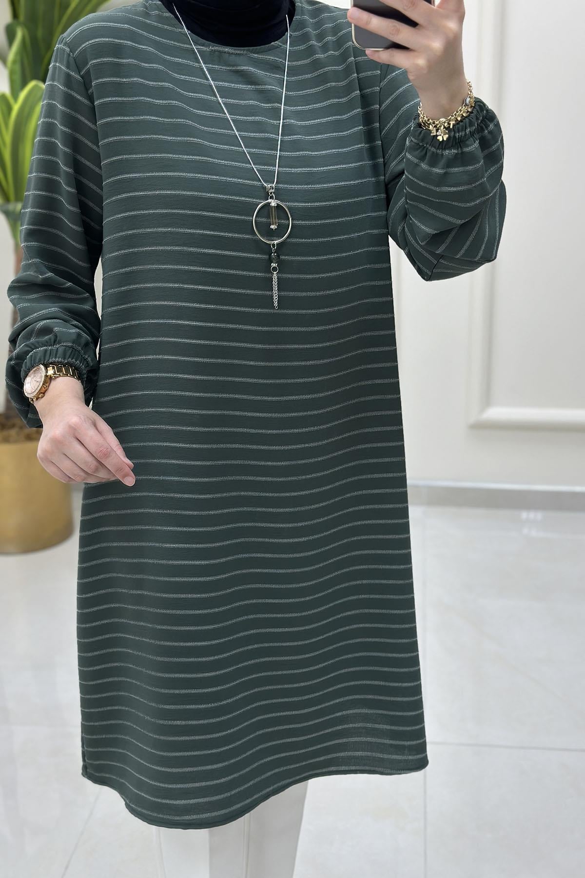 Tesettür Tunik ModelleriKolu Büzgülü Çizgi Desen Kolyeli Kadın Tunik Koyu Çağla Yeşili KADO 251976