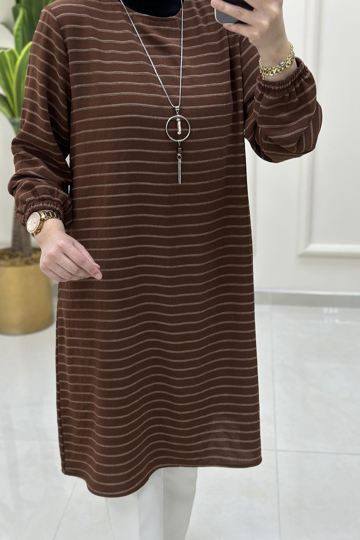 Tesettür Tunik ModelleriKolu Büzgülü Çizgi Desen Kolyeli Kadın Tunik Taba KADO 251976