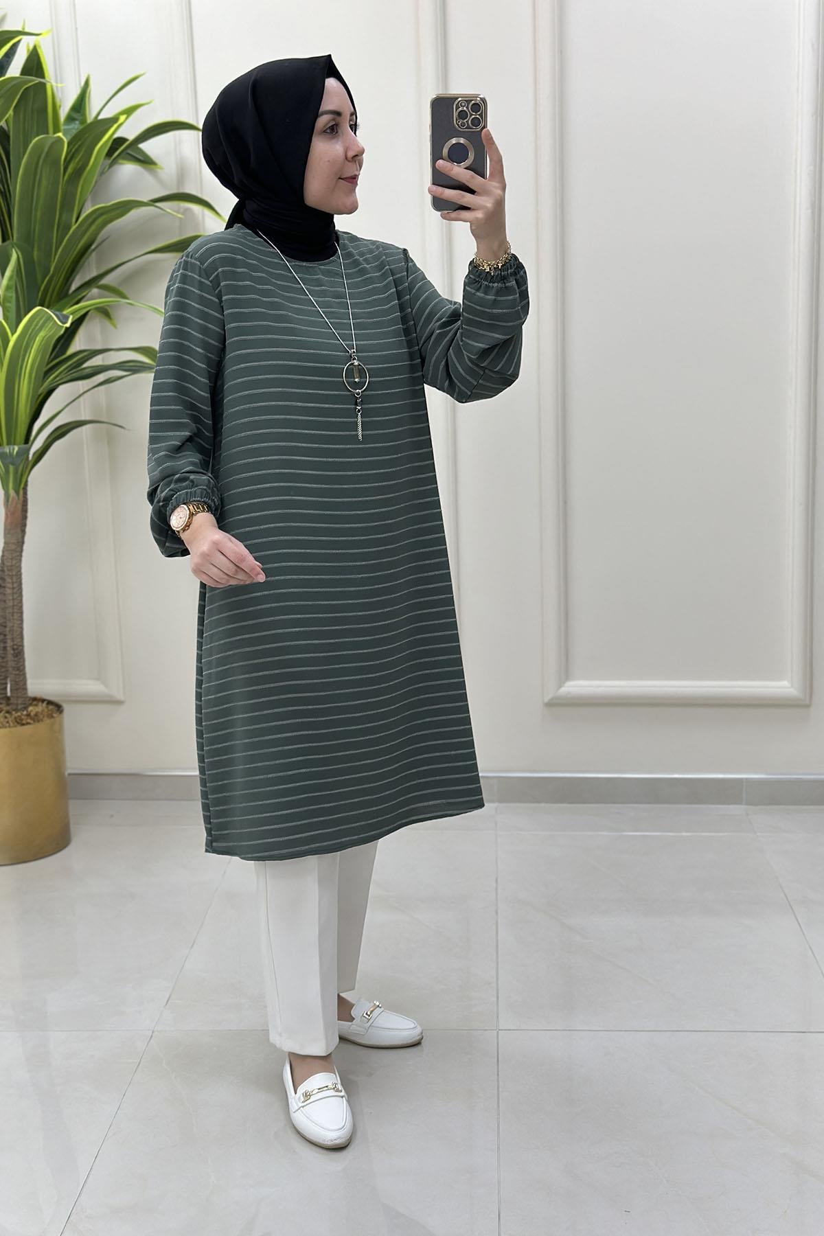 Tesettür Tunik ModelleriKolu Büzgülü Çizgi Desen Kolyeli Kadın Tunik Koyu Çağla Yeşili KADO 251976