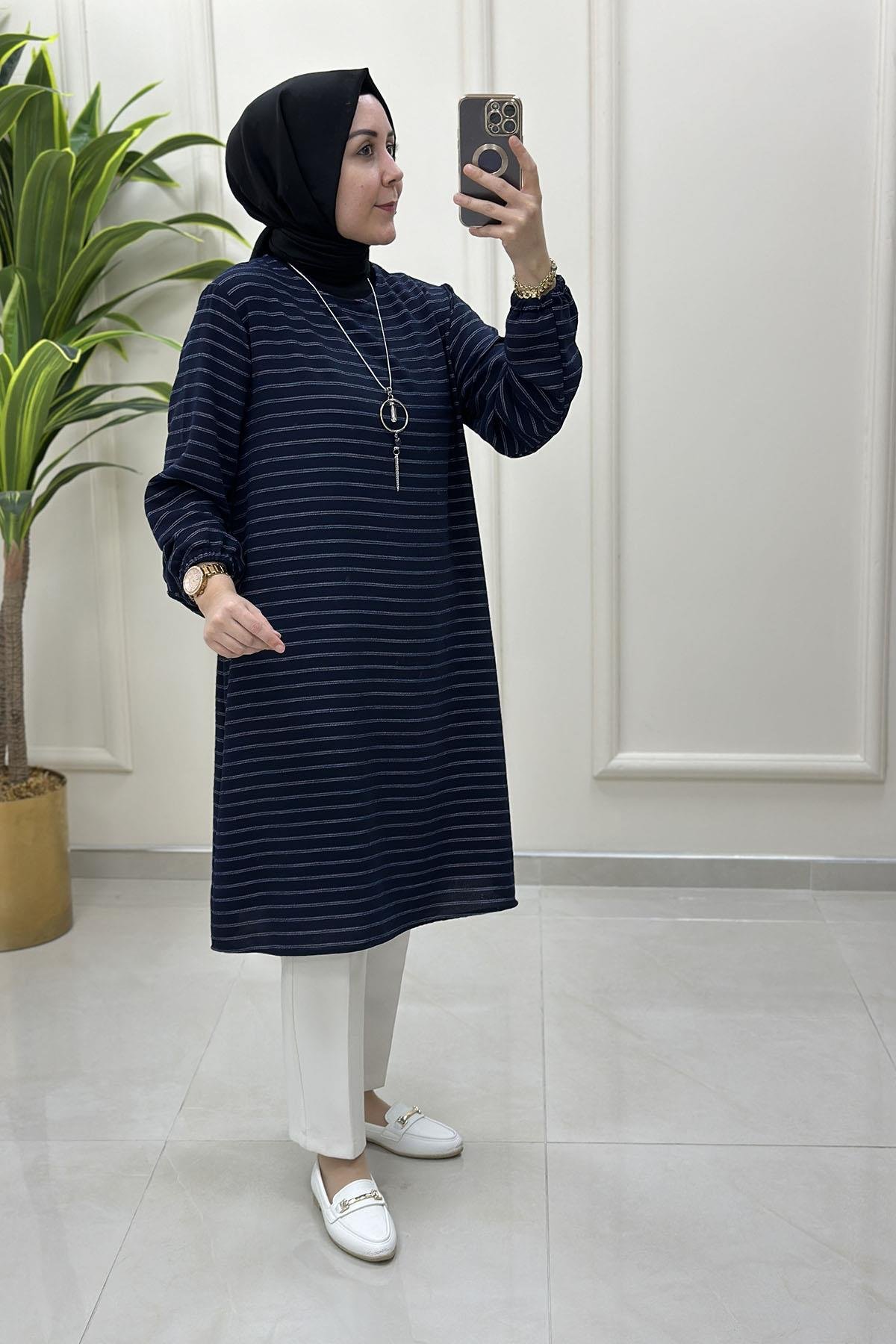 Tesettür Tunik ModelleriKolu Büzgülü Çizgi Desen Kolyeli Kadın Tunik Lacivert KADO 251976