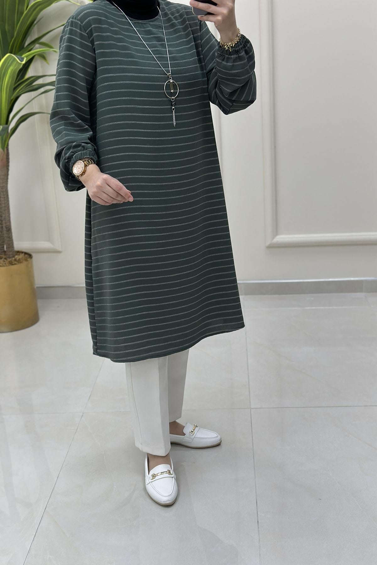 Tesettür Tunik ModelleriKolu Büzgülü Çizgi Desen Kolyeli Kadın Tunik Koyu Çağla Yeşili KADO 251976