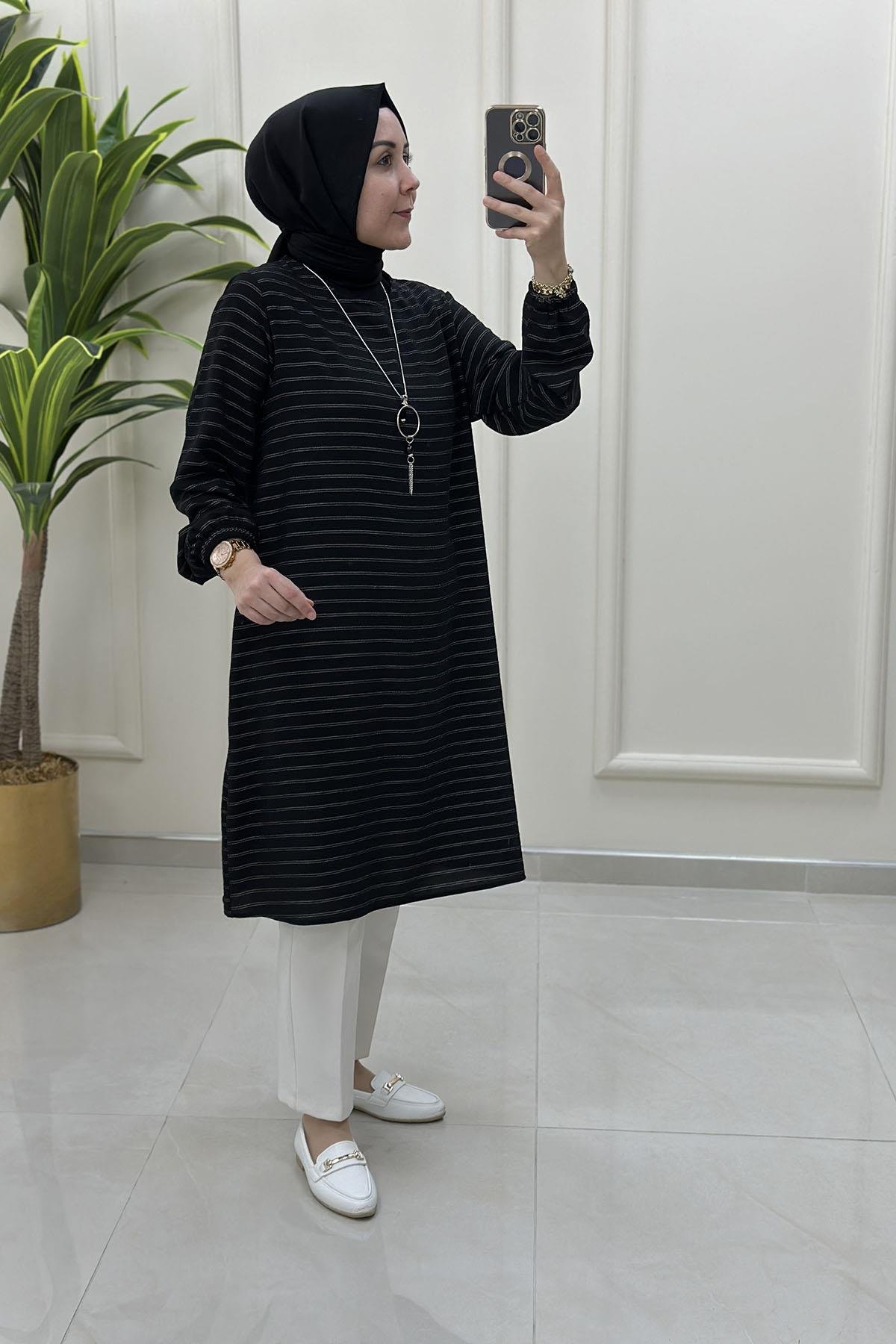 Tesettür Tunik ModelleriKolu Büzgülü Çizgi Desen Kolyeli Kadın Tunik Siyah KADO 251976
