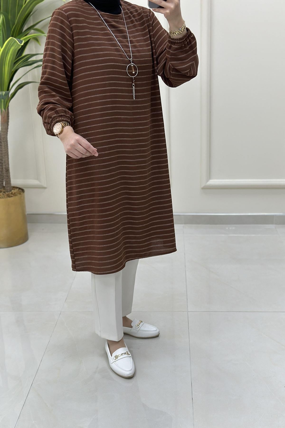 Tesettür Tunik ModelleriKolu Büzgülü Çizgi Desen Kolyeli Kadın Tunik Taba KADO 251976