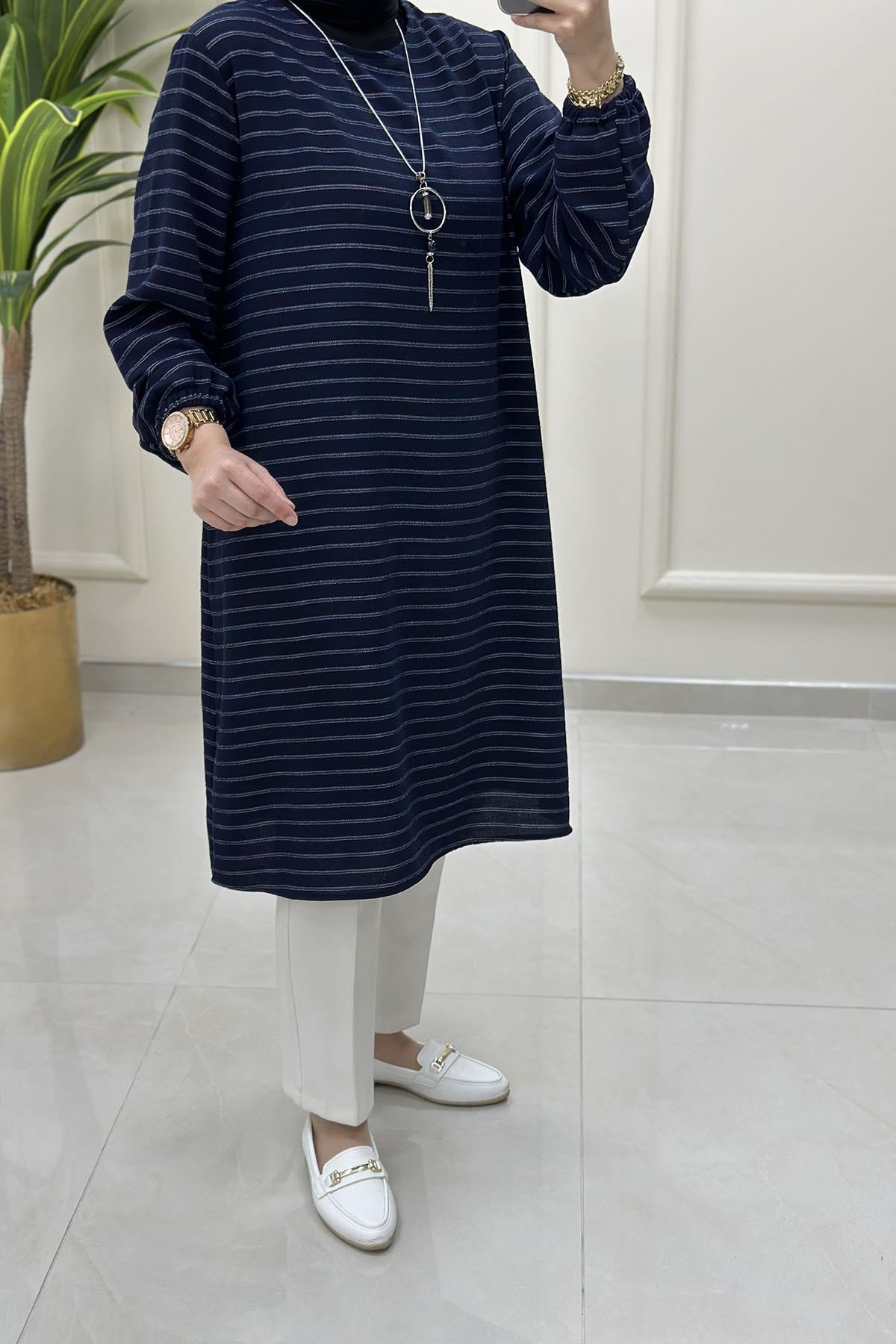 Tesettür Tunik ModelleriKolu Büzgülü Çizgi Desen Kolyeli Kadın Tunik Lacivert KADO 251976
