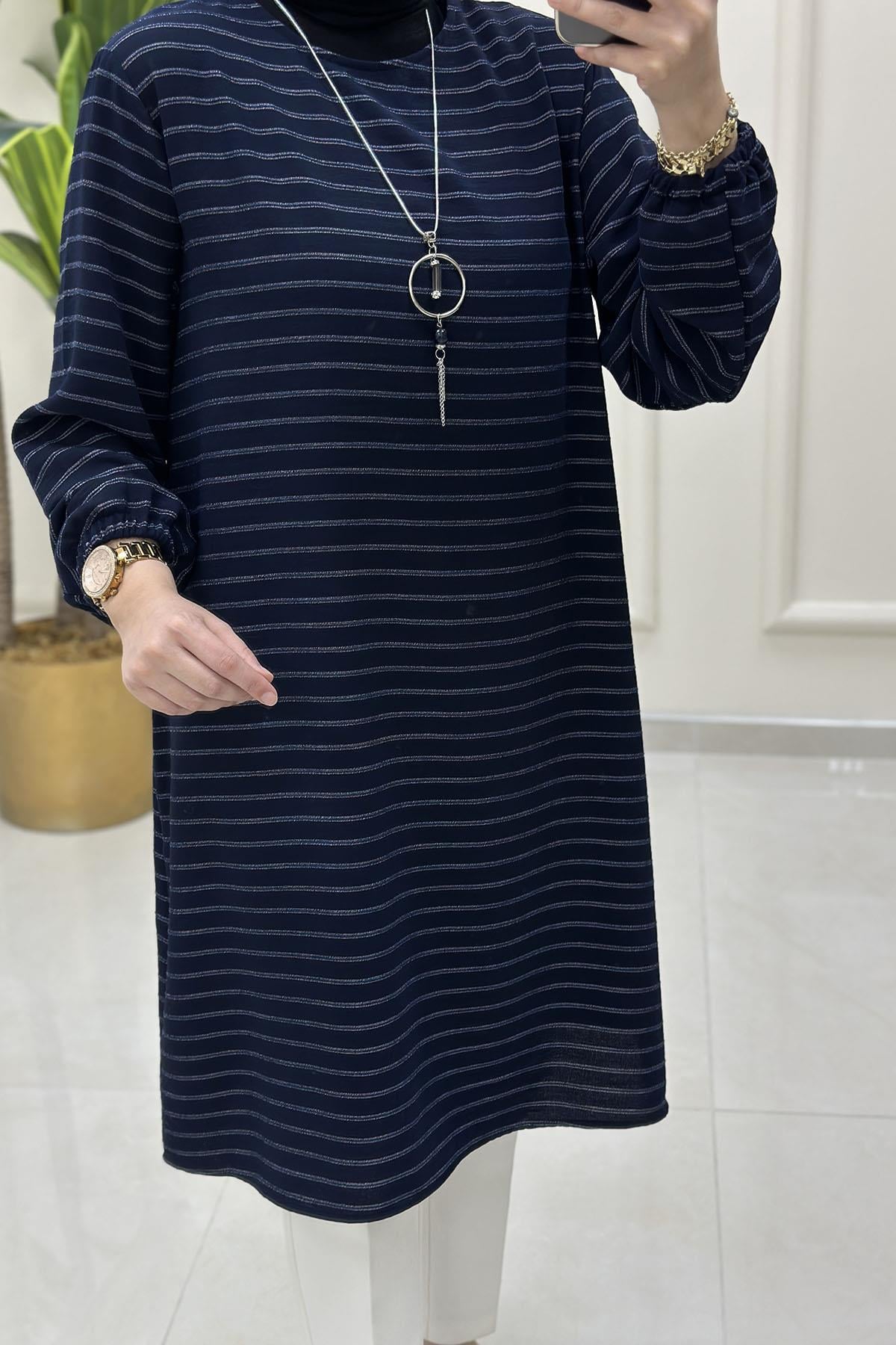 Tesettür Tunik ModelleriKolu Büzgülü Çizgi Desen Kolyeli Kadın Tunik Lacivert KADO 251976