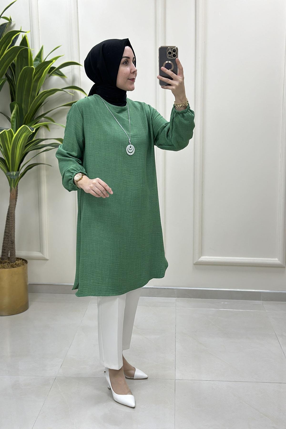 Tesettür Tunik ModelleriKolu Büzgülü Kolyeli Kadın Tunik Benetton Yeşili KADO 4525