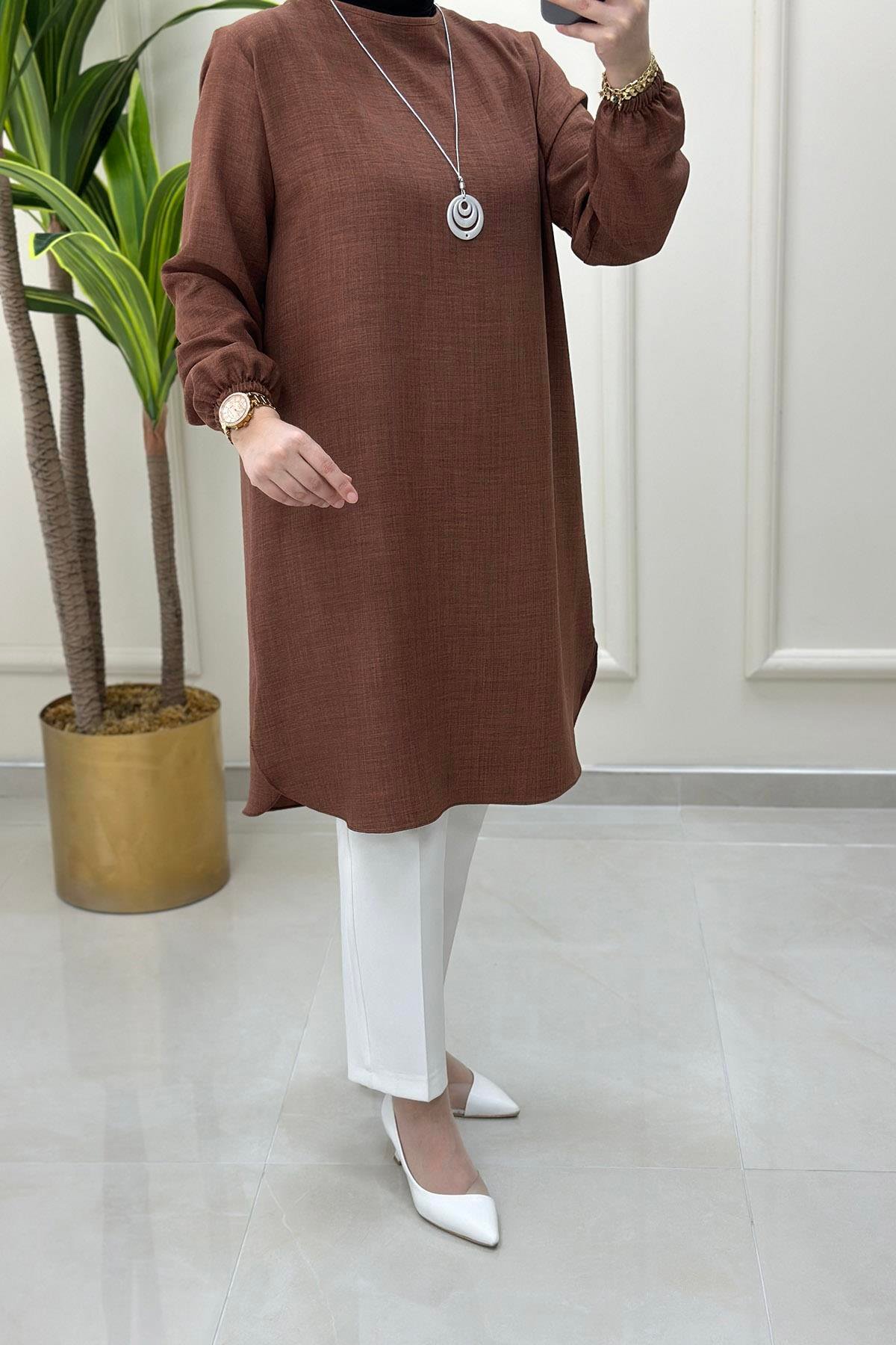 Tesettür Tunik ModelleriKolu Büzgülü Kolyeli Kadın Tunik Taba KADO 4525
