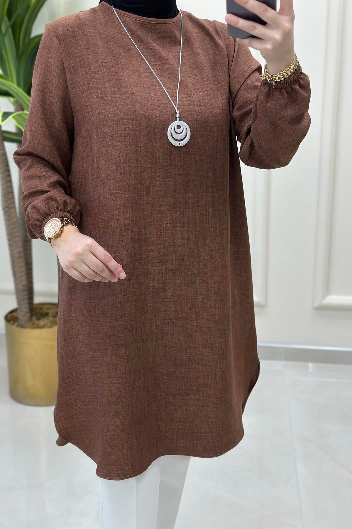 Tesettür Tunik ModelleriKolu Büzgülü Kolyeli Kadın Tunik Taba KADO 4525