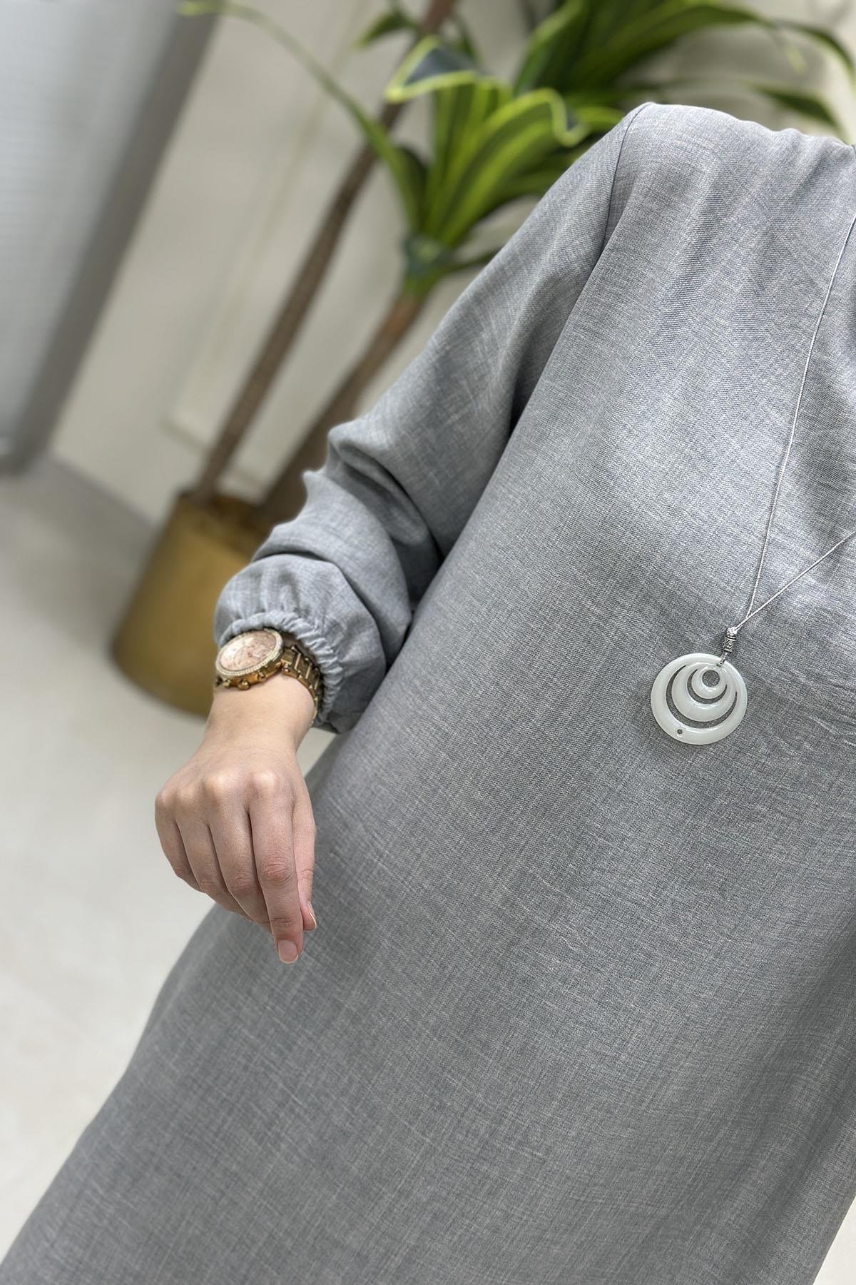 Tesettür Tunik ModelleriKolu Büzgülü Kolyeli Kadın Tunik Gri KADO 4525