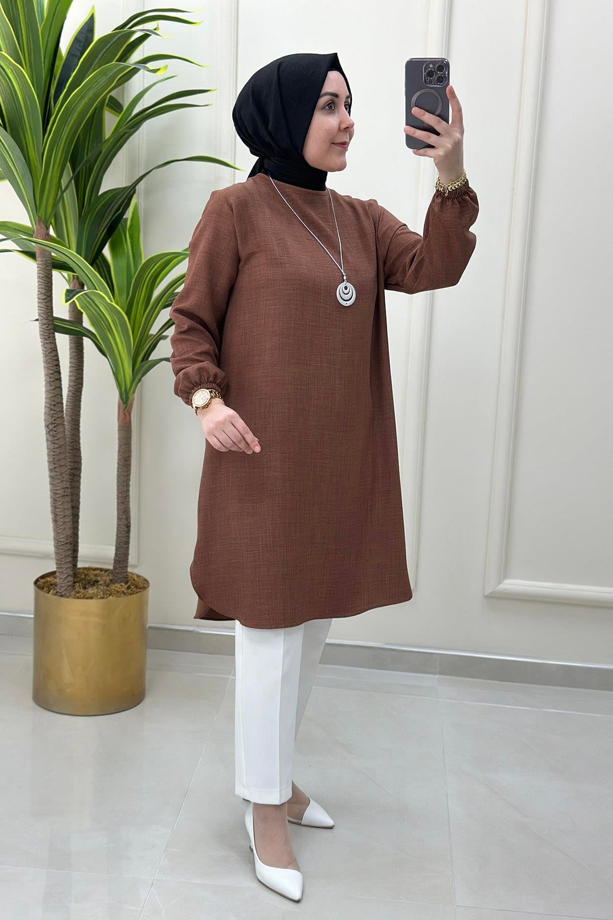 Tesettür Tunik ModelleriKolu Büzgülü Kolyeli Kadın Tunik Taba KADO 4525
