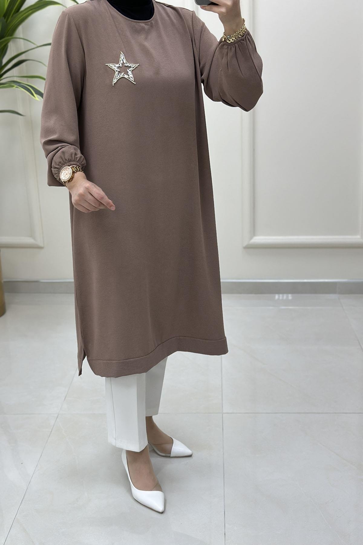 Tesettür Tunik ModelleriKolu Büzgülü Yaka Taş Yıldız Baskılı Kadın Tunik Sütlü Kahve KADO 251452