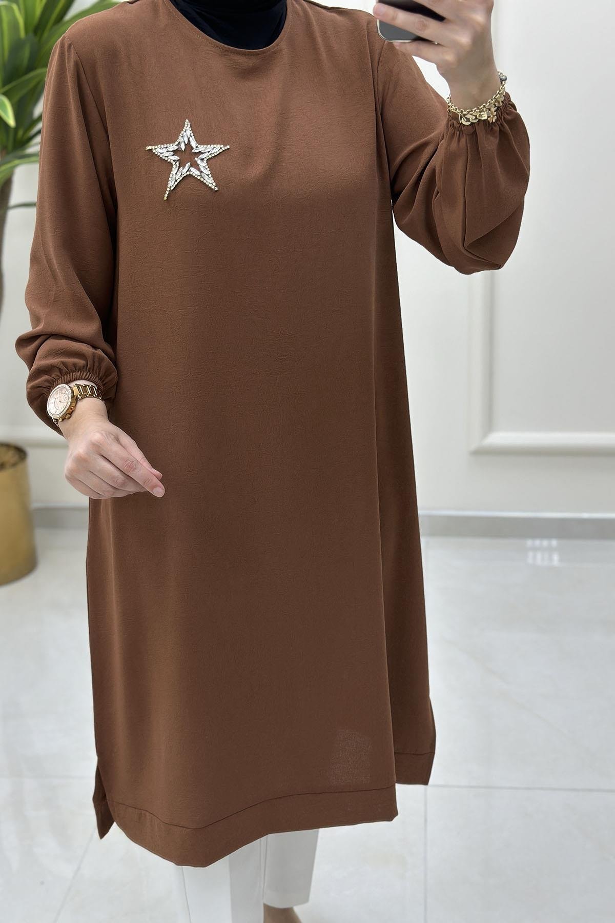 Tesettür Tunik ModelleriKolu Büzgülü Yaka Taş Yıldız Baskılı Kadın Tunik Taba KADO 251452